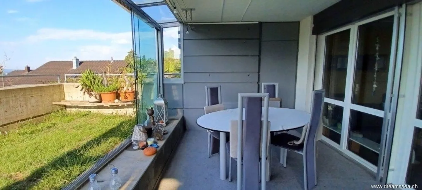 Well-maintained living with private garden! - Photo 6 of 11