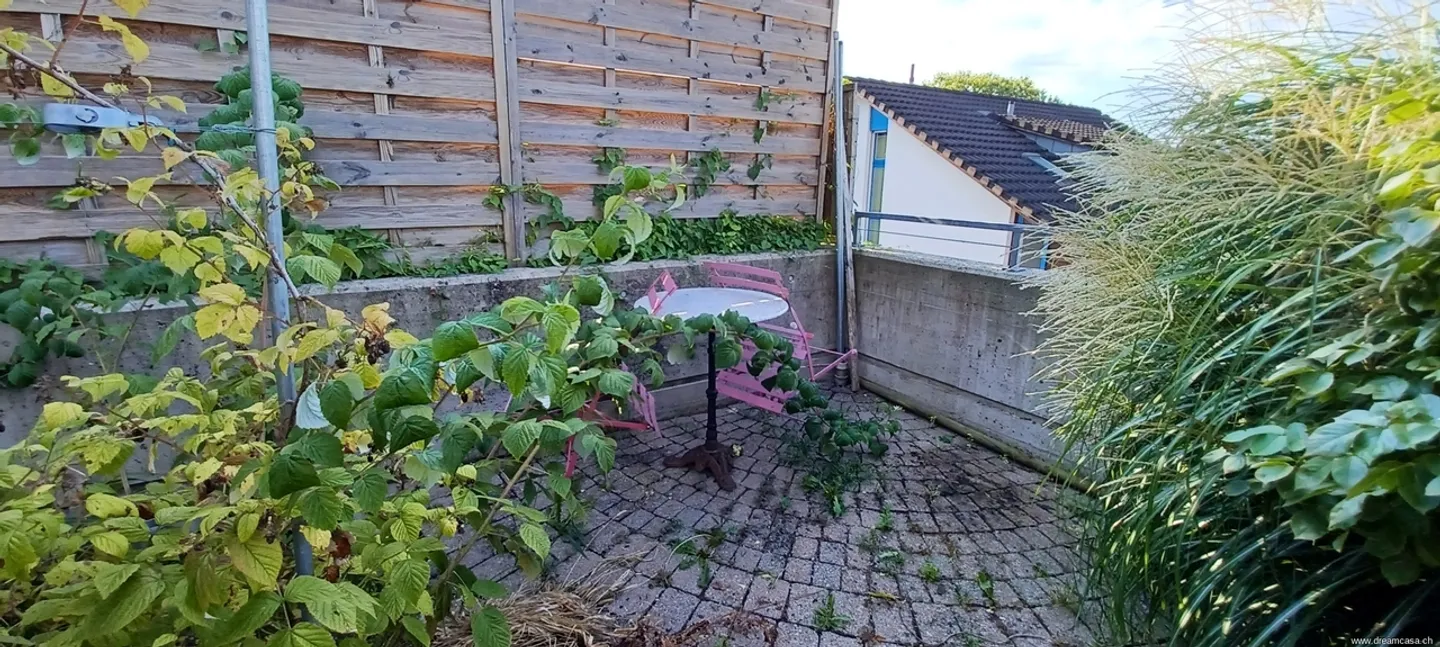 Well-maintained living with private garden! - Photo 7 of 11