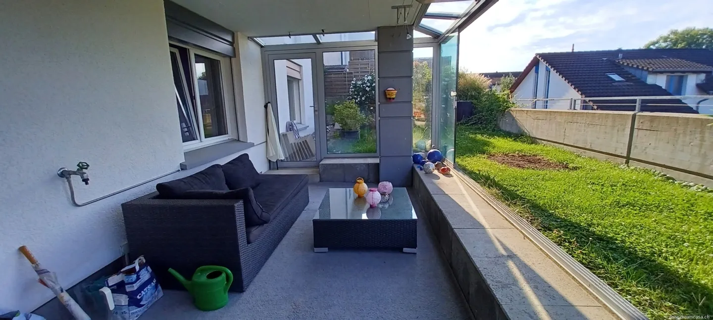 Well-maintained living with private garden! - Photo 5 of 11