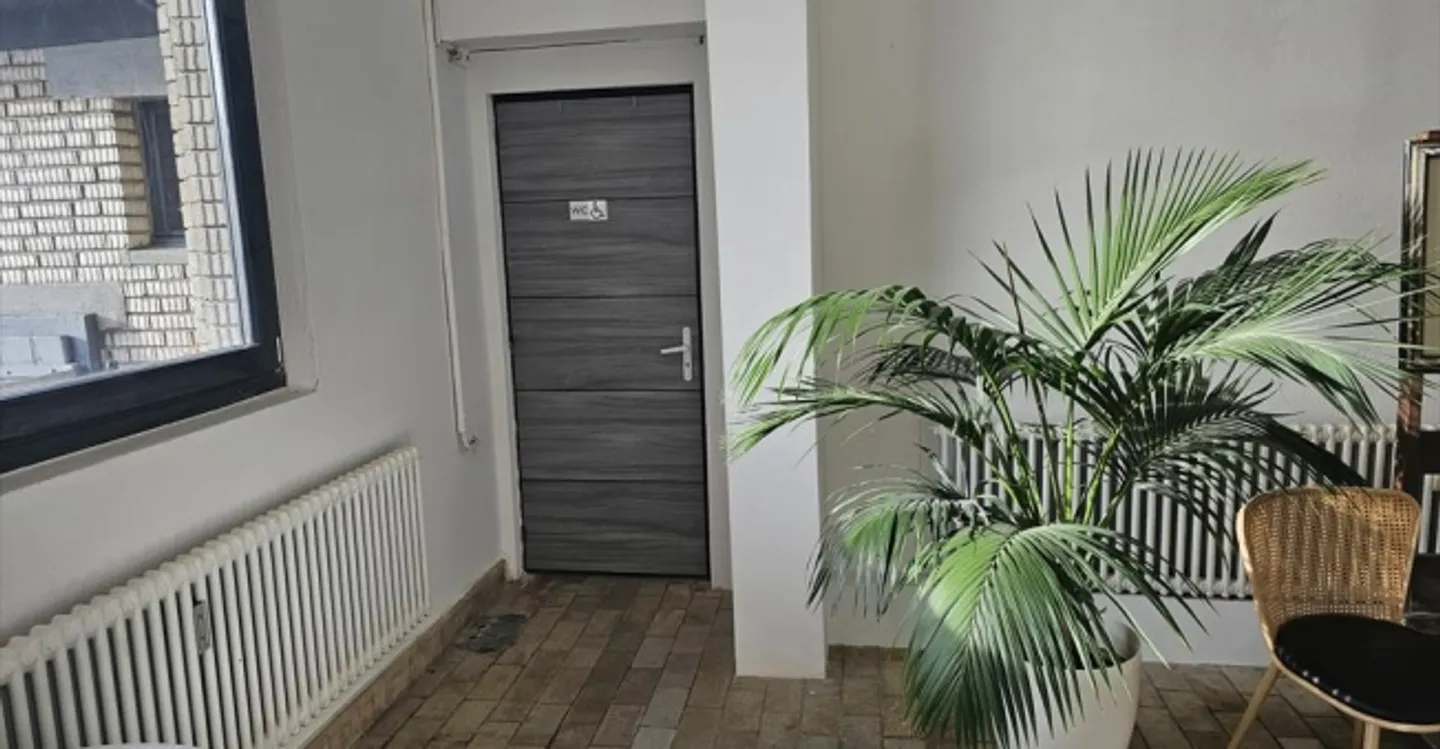 Office space for rent - Photo 4 of 7