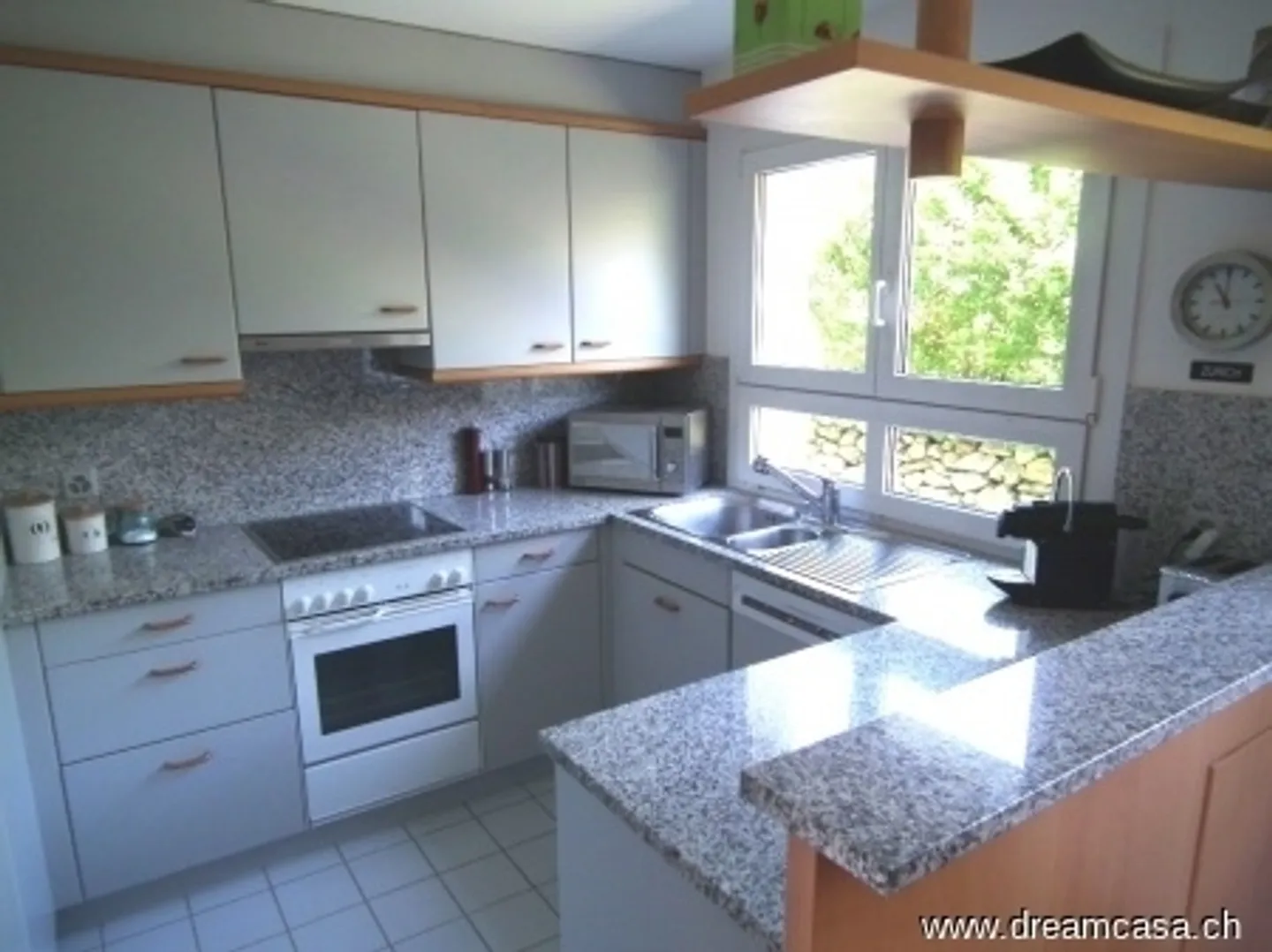Well-maintained living with private garden! - Photo 10 of 11