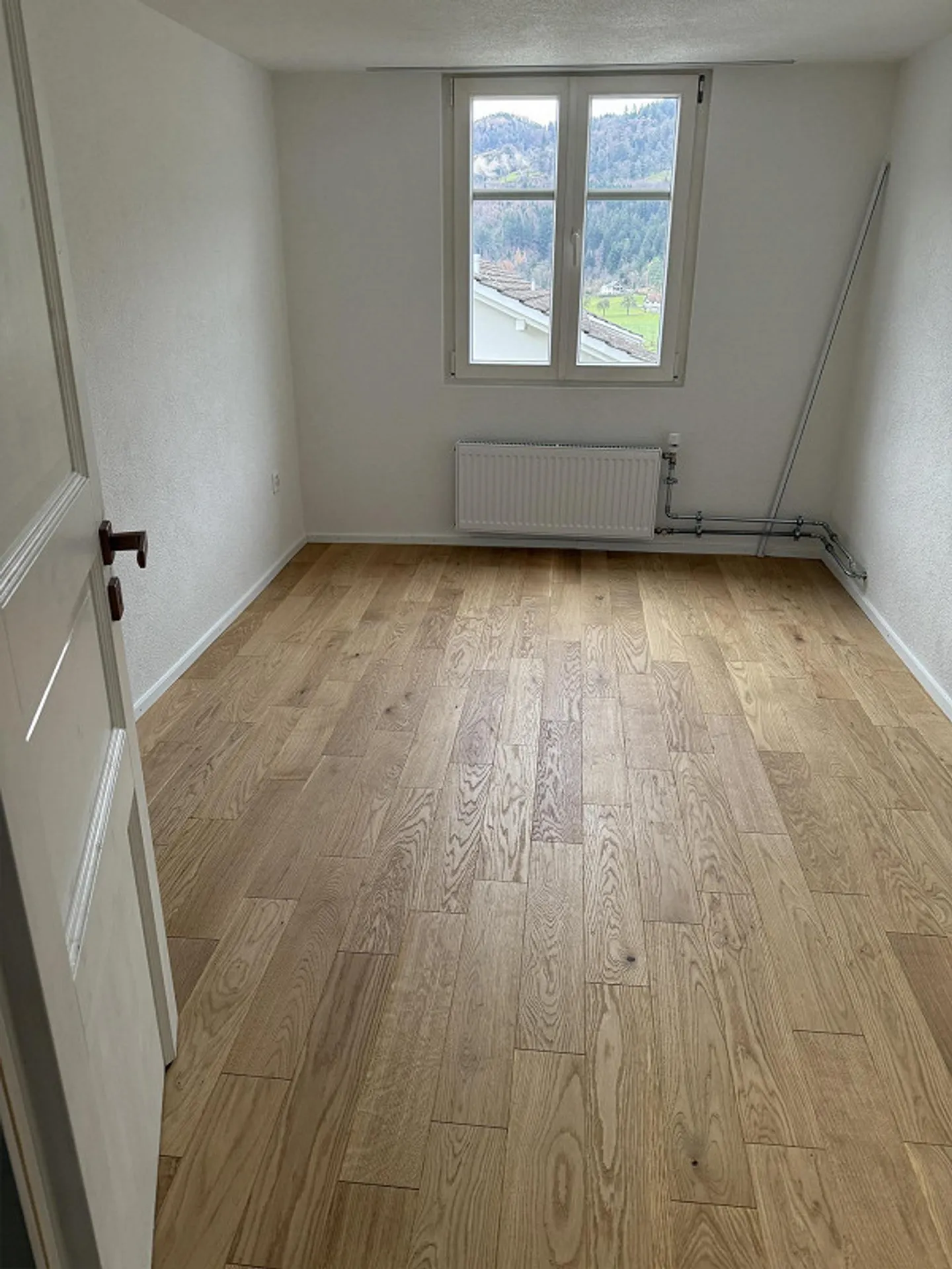 Appartement sous les combles lumineux et récemment rénové de 2,5 pièces à Flums – CHF 1'550 tout compris - Photo 1 sur 9