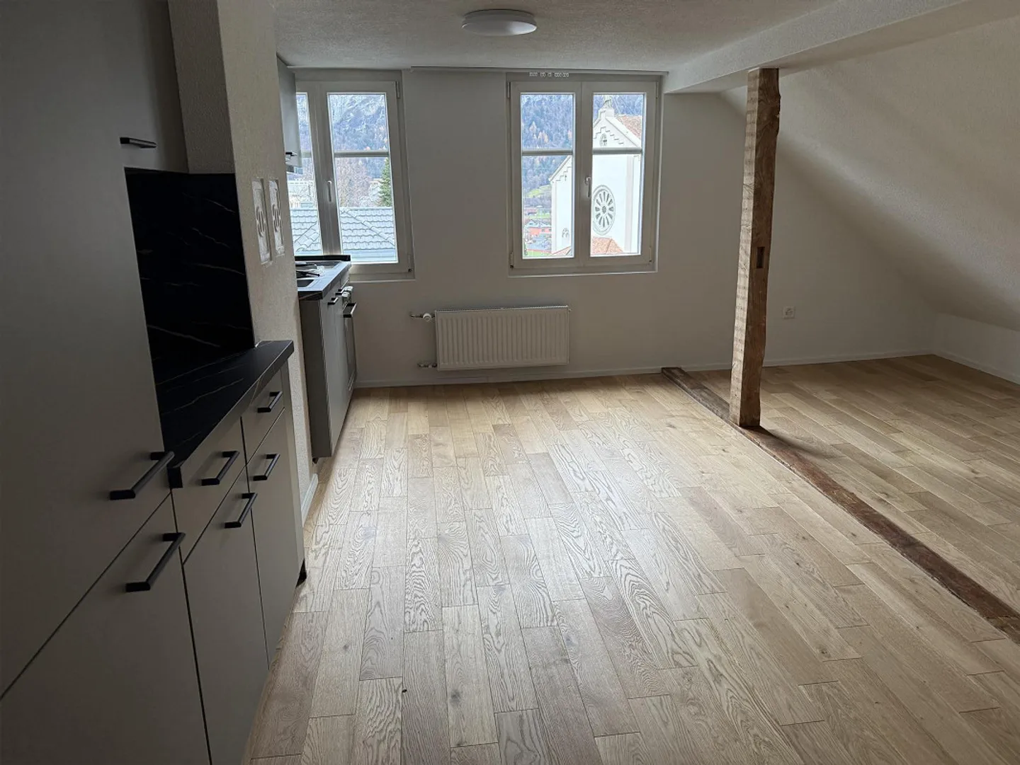 Appartement sous les combles lumineux et récemment rénové de 2,5 pièces à Flums – CHF 1'550 tout compris - Photo 2 sur 9