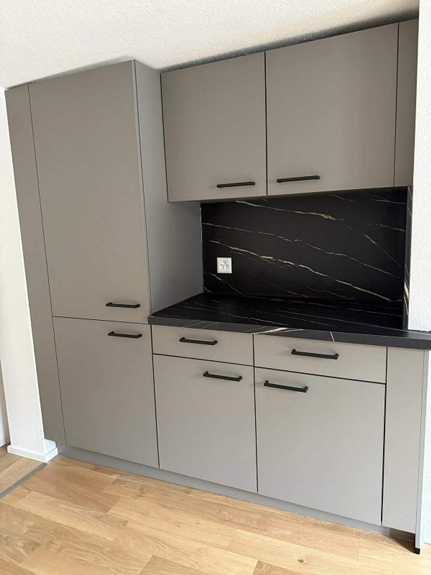 Appartement sous les combles lumineux et récemment rénové de 2,5 pièces à Flums – CHF 1'550 tout compris - Photo 4 sur 9