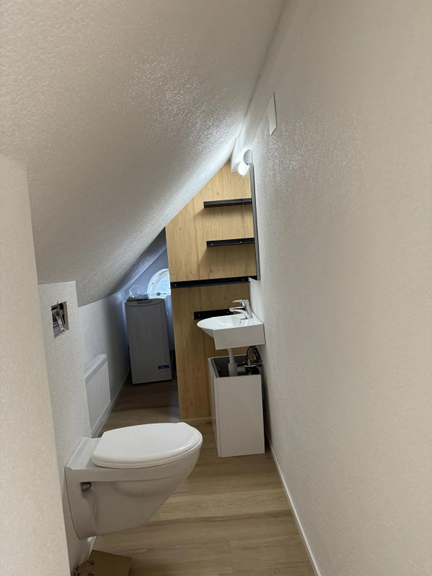 Appartement sous les combles lumineux et récemment rénové de 2,5 pièces à Flums – CHF 1'550 tout compris - Photo 7 sur 9