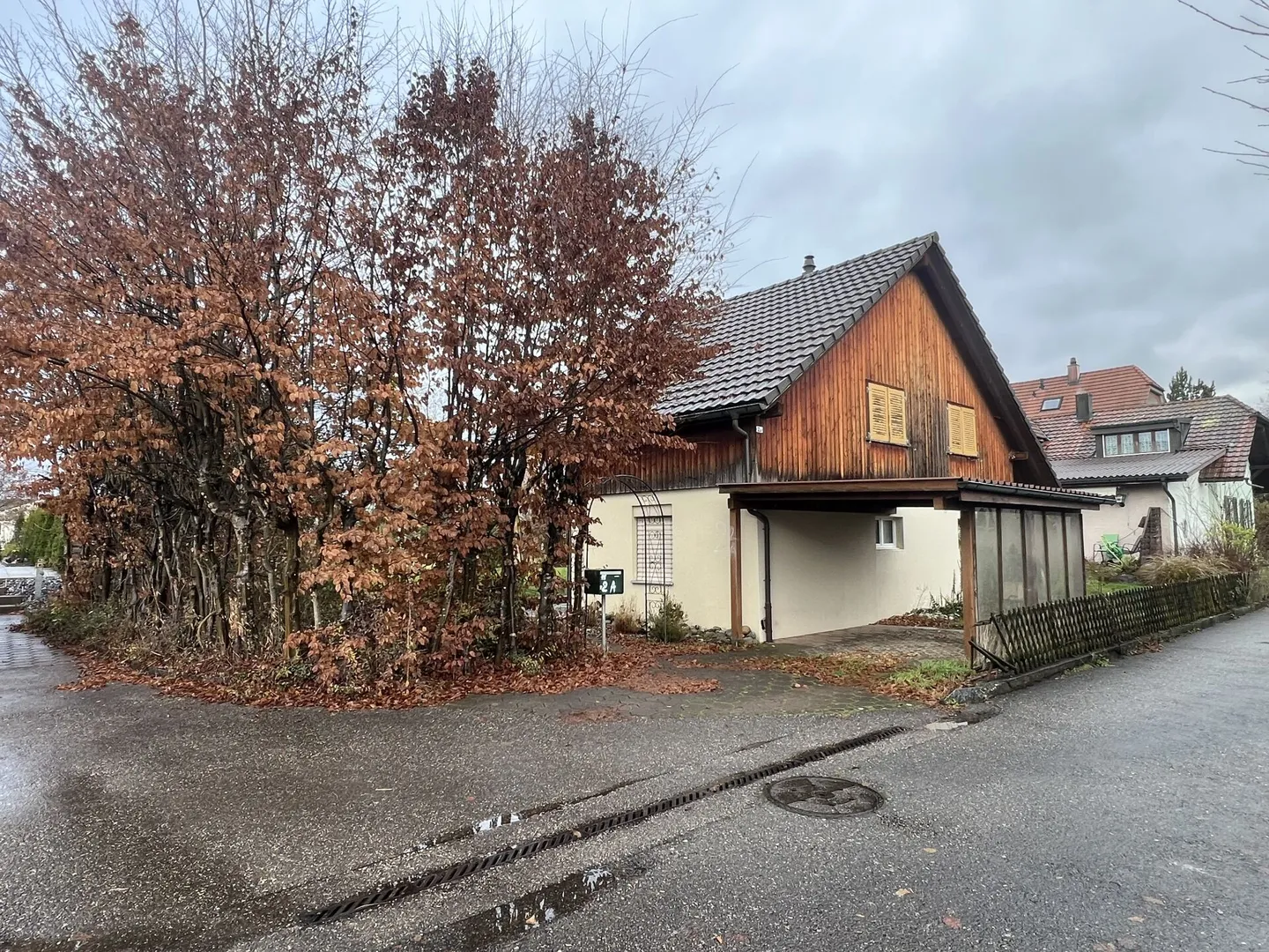 Charmantes 3,5-Zimmer-Einfamilienhaus mit 613 m² Grundstück - Foto 2 von 9