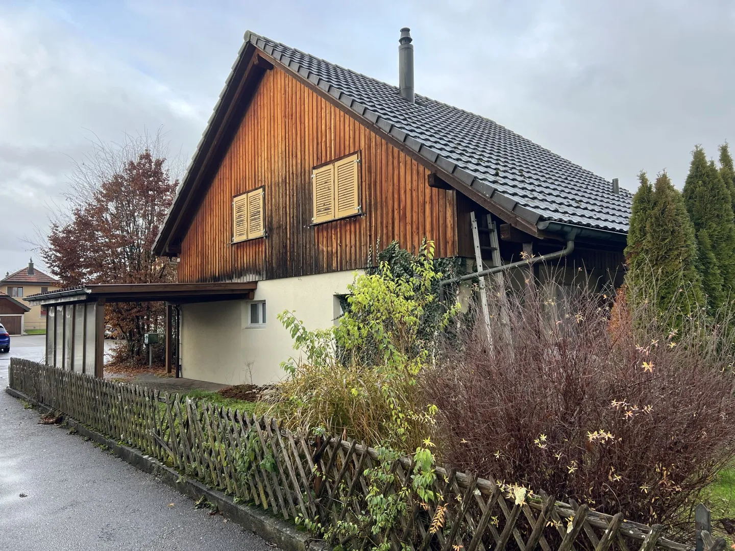 Charmantes 3,5-Zimmer-Einfamilienhaus mit 613 m² Grundstück - Foto 3 von 9
