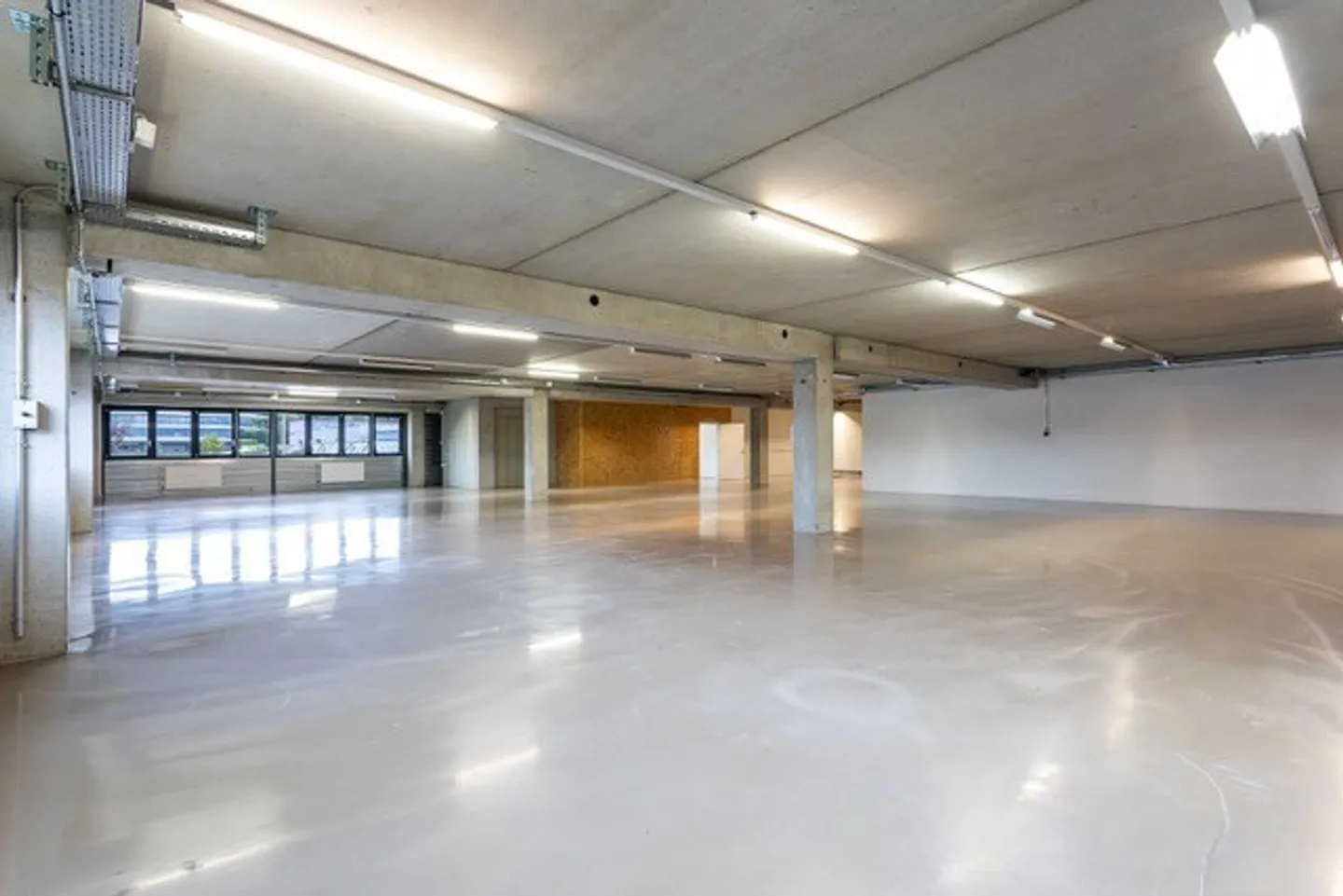700 m² große Werkstatt, Labor, Lager und Büroflächen zur Miete in Nyon - Foto 1 von 4