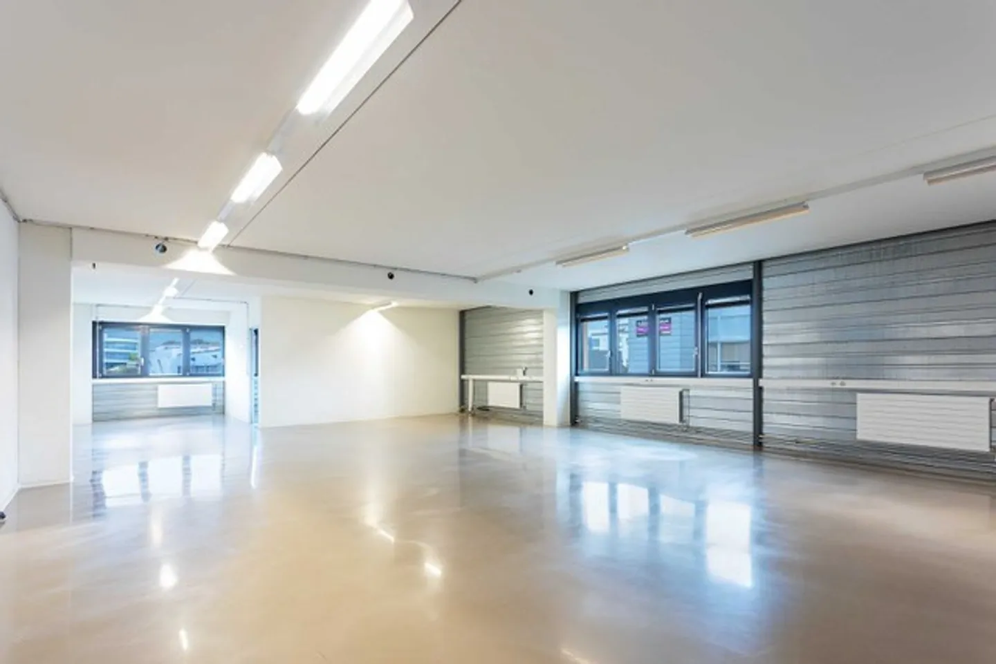 700 m² große Werkstatt, Labor, Lager und Büroflächen zur Miete in Nyon - Foto 2 von 4