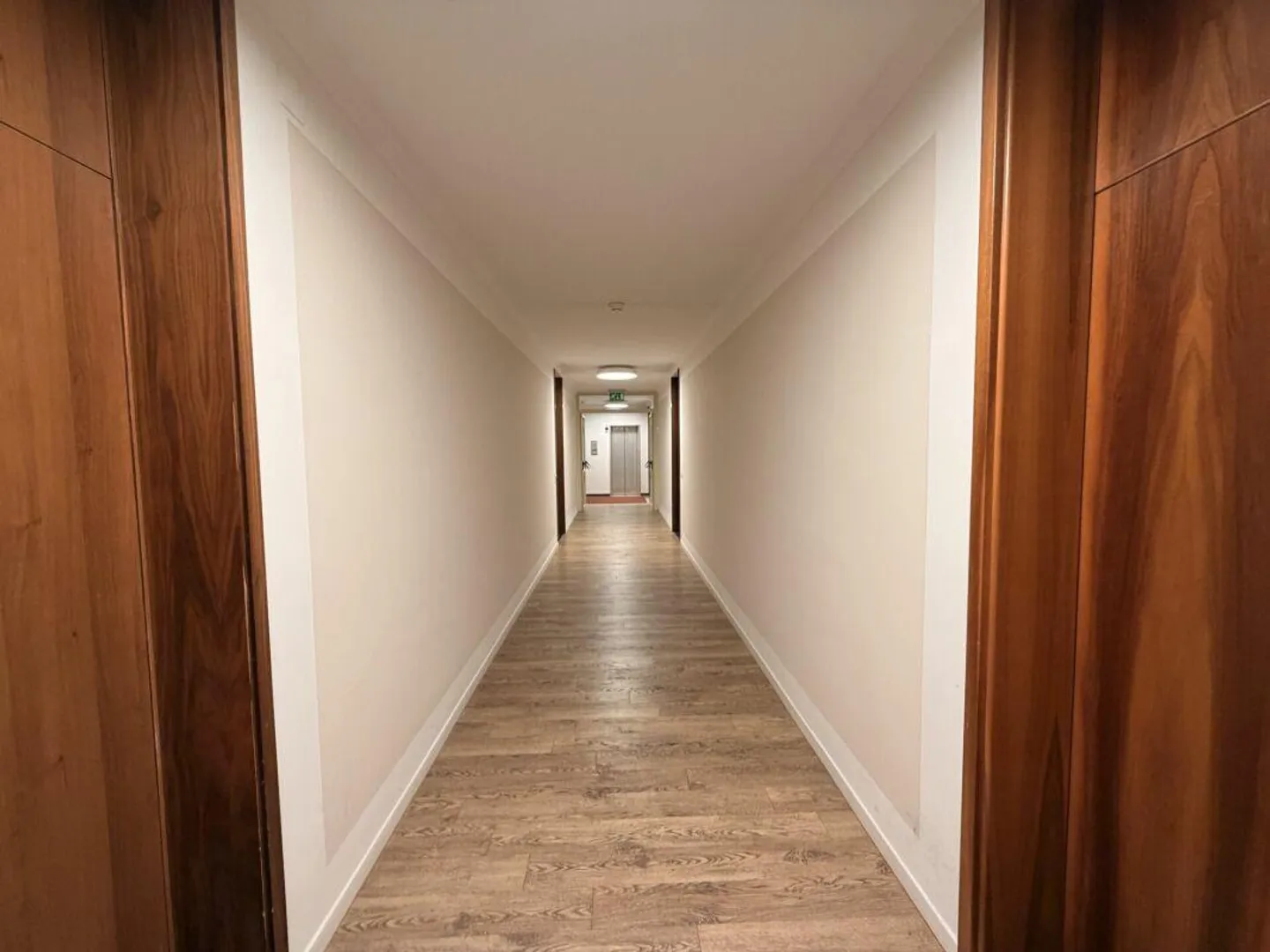 PARADISO · RENOVIERTES UND MÖBLIERTES 2,5-ZIMMER-APARTMENT · SEEBLICK AN EINEM AUSGEZEICHNETEN ORT - Foto 12 von 18