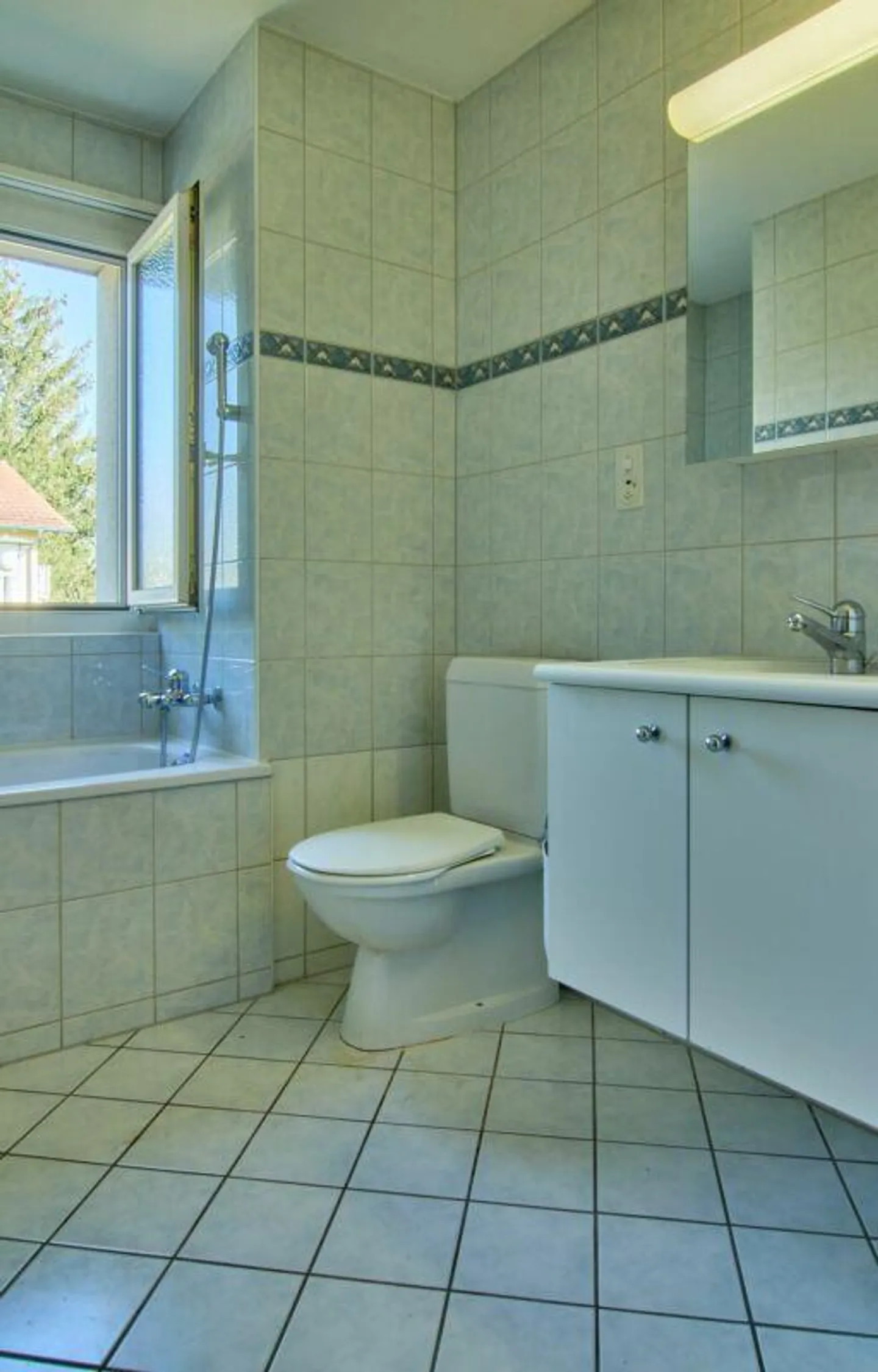 5.5 Z' semi-detached house with large garden and private garage box - Photo 9 of 13