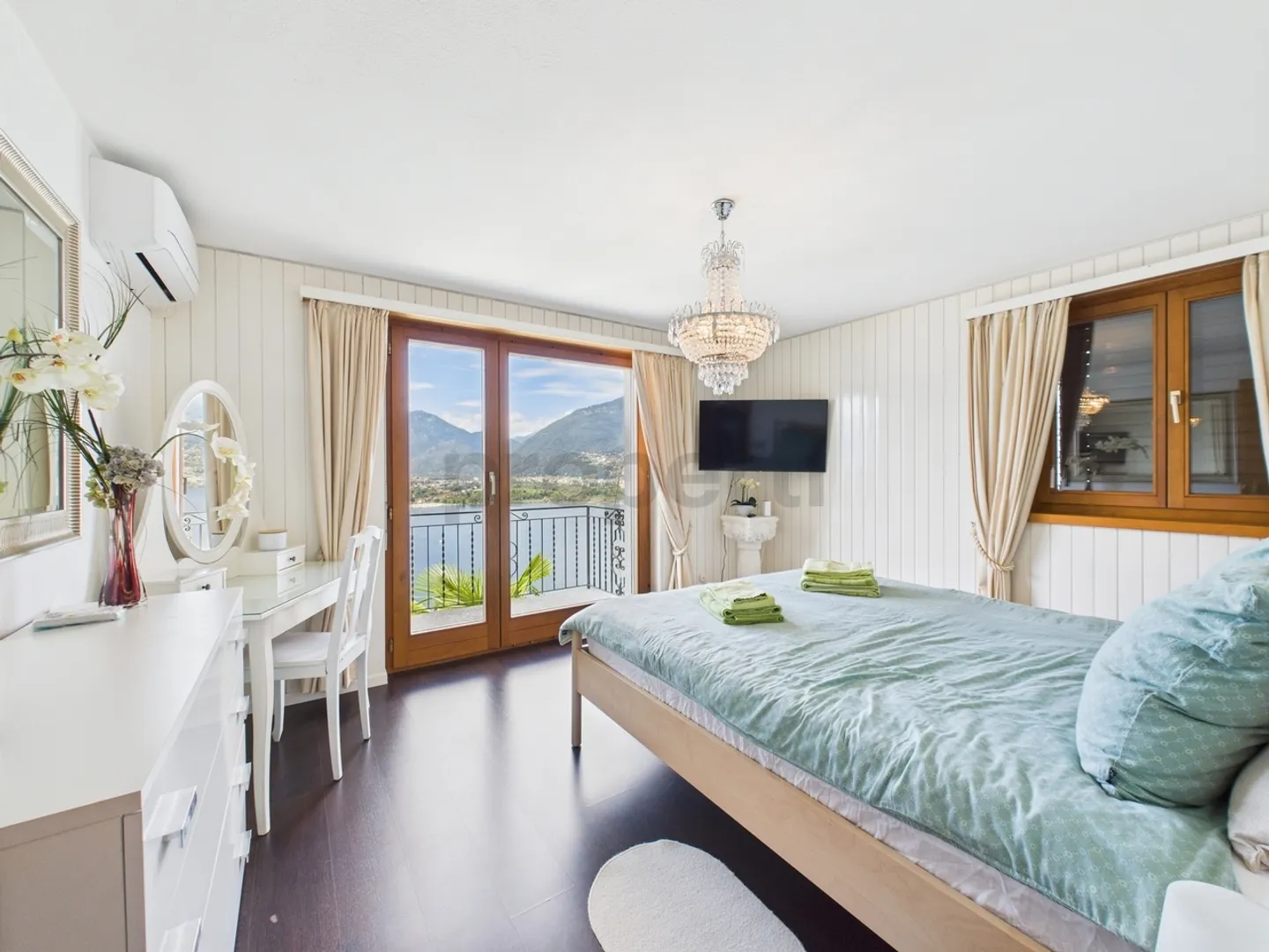 Charming villa with guest apartment and panoramic view of Lake Maggiore - Photo 6 of 13