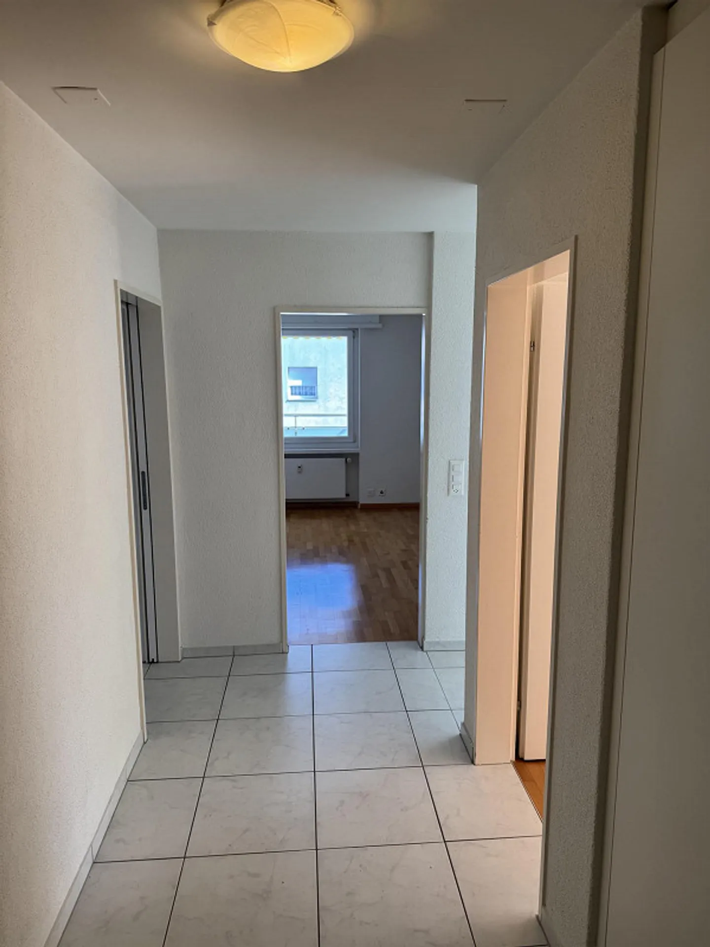 Bel appartement avec grand balcon dans une rue latérale calme - Photo 8 sur 9