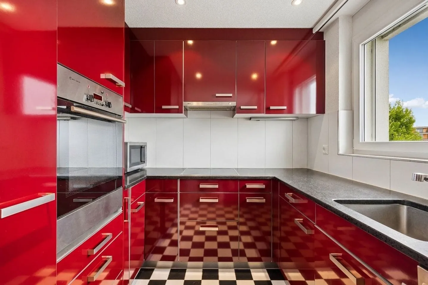 Spacious 3.5-Room Apartment - Photo 2 of 12