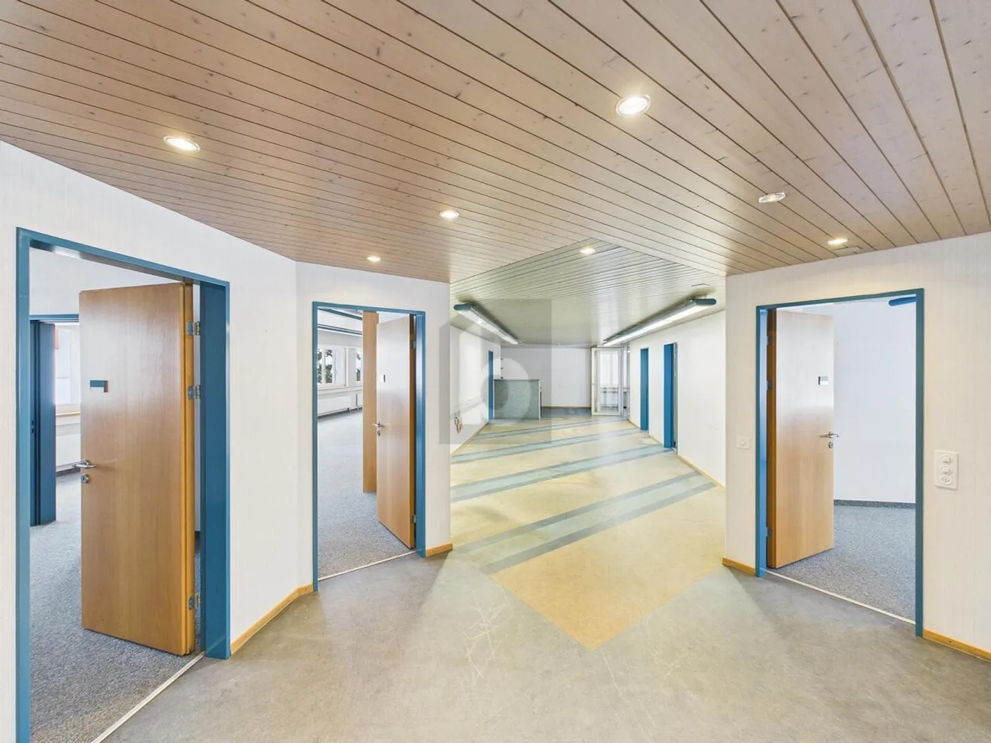 SPACIOUS COMMERCIAL SPACE IN A CENTRAL LOCATION - Photo 1 of 6