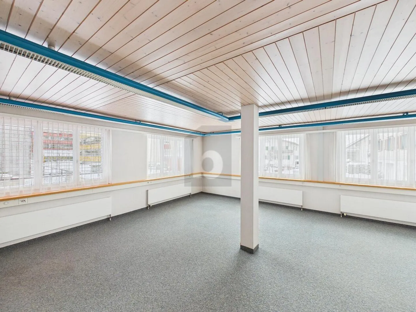 SPACIOUS COMMERCIAL SPACE IN A CENTRAL LOCATION - Photo 4 of 6