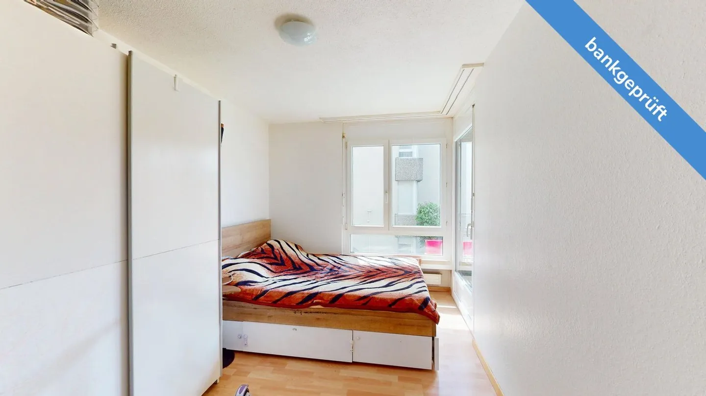 AgentSelly - Bright 5.5-Room Apartment with Great Potential - Photo 5 of 13