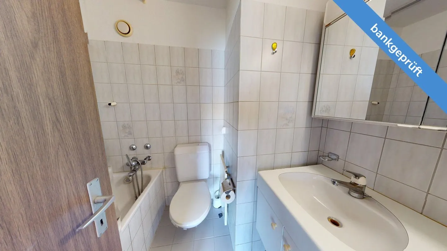 AgentSelly - Bright 5.5-Room Apartment with Great Potential - Photo 8 of 13