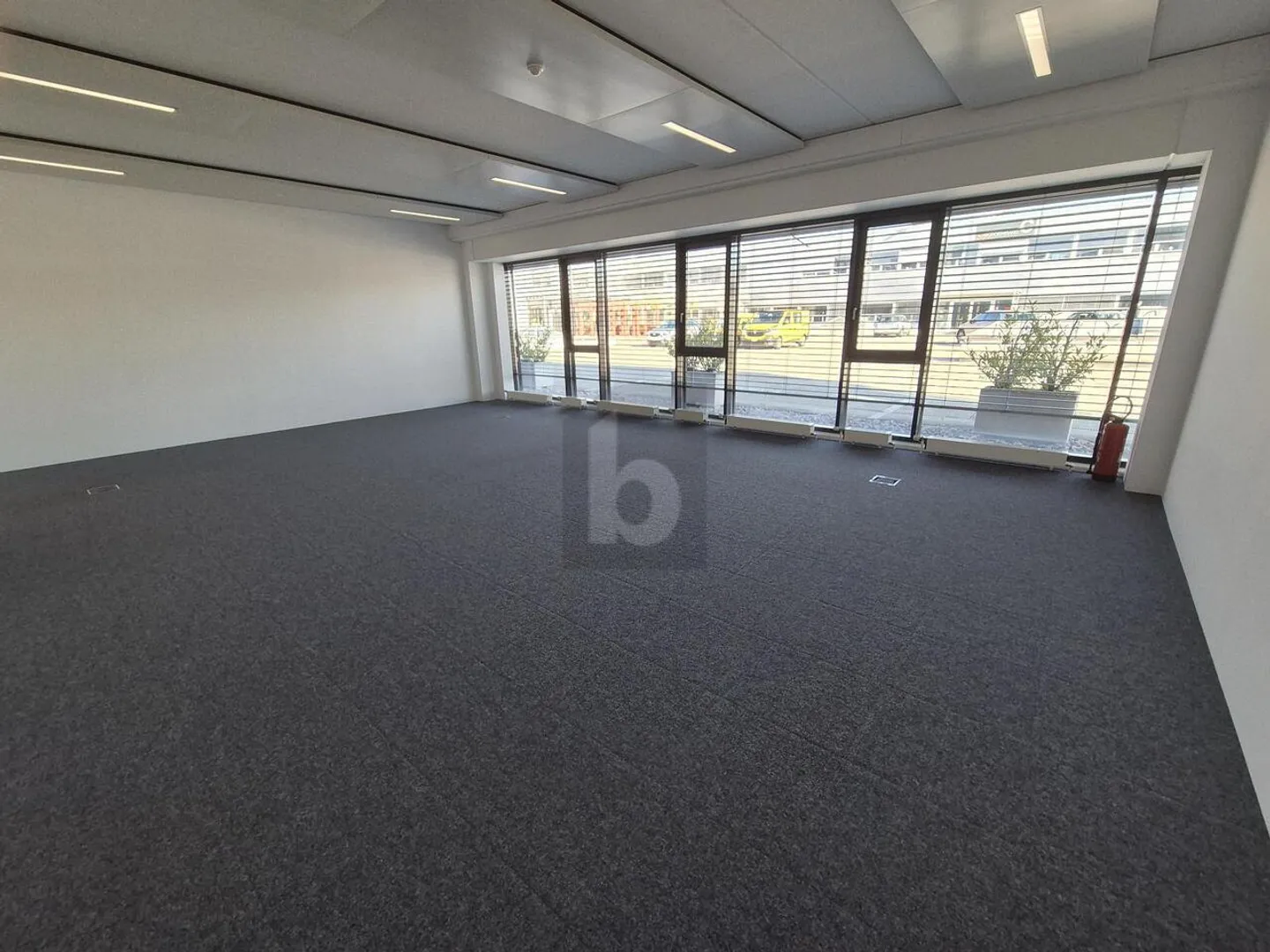 ATTRAKTIVES UND HELLES BÜRO - Foto 1 von 5