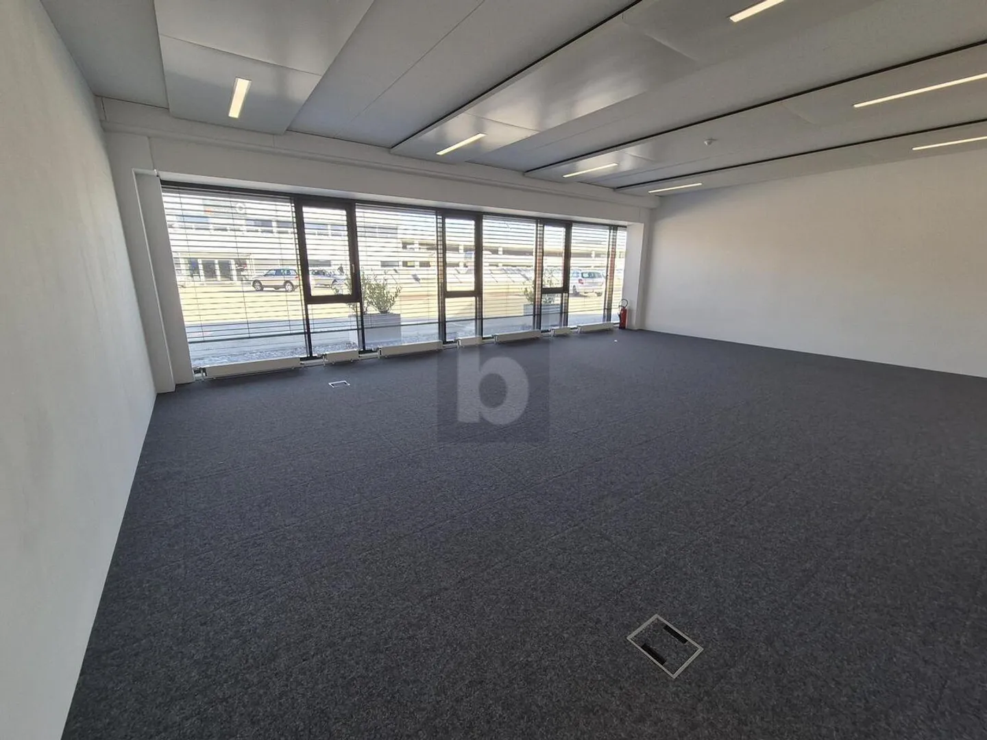 ATTRAKTIVES UND HELLES BÜRO - Foto 4 von 5