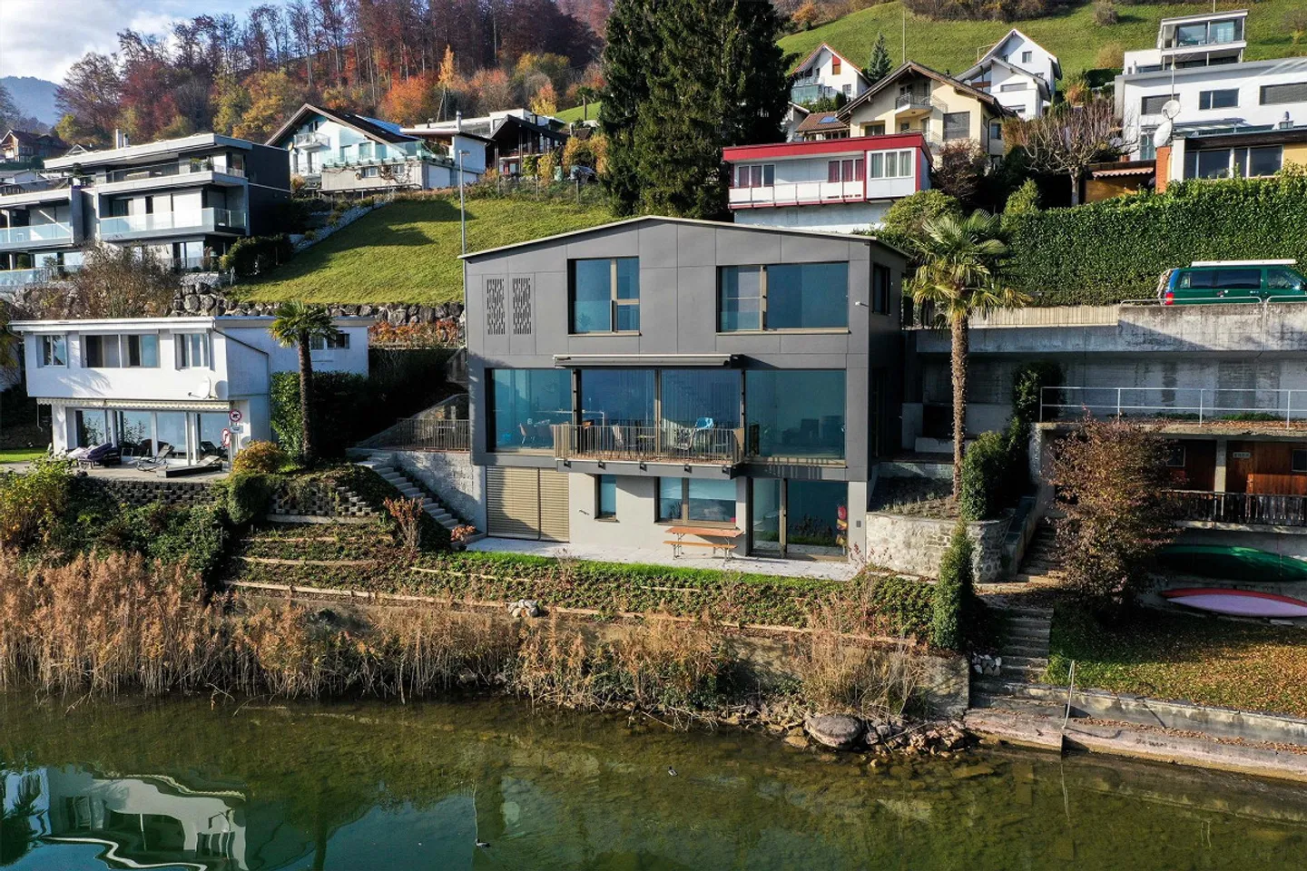 Maison de lac exclusive de 4,5 pièces avec standard de propriété et accès direct au lac - Photo 1 sur 24