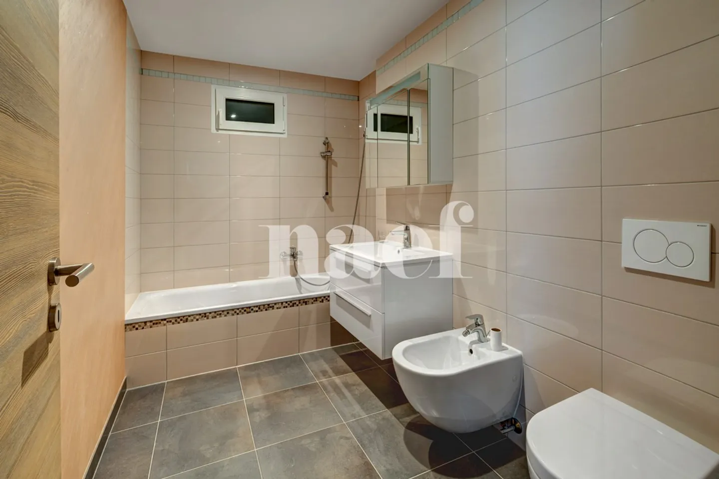 House composed of two independent apartments - Photo 10 of 12