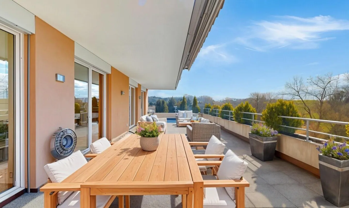 Ampio appartamento con terrazza di 5,5 locali a Düdingen - Foto 5 di 13