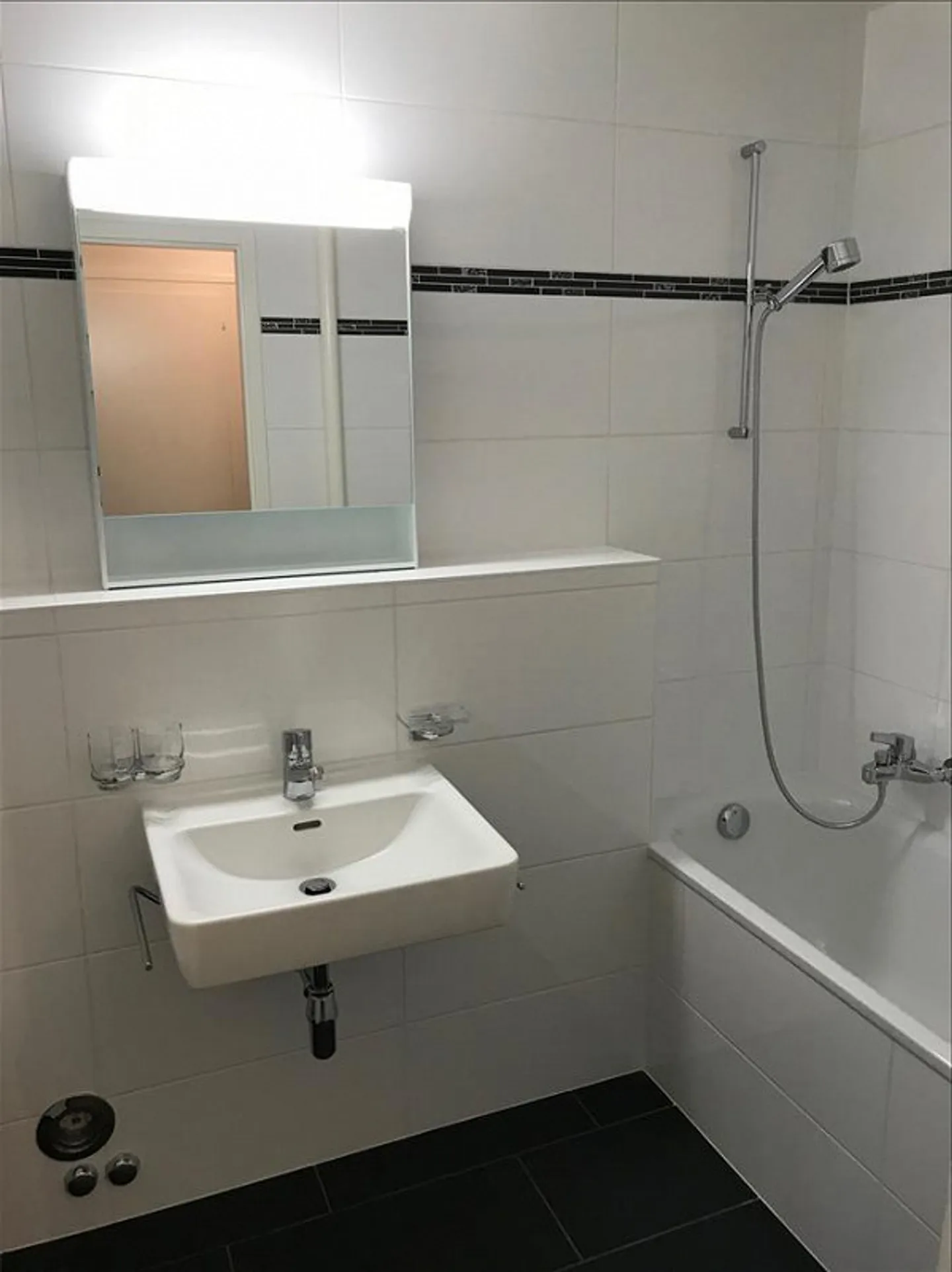 Magnificent fully renovated studio - Photo 3 of 4