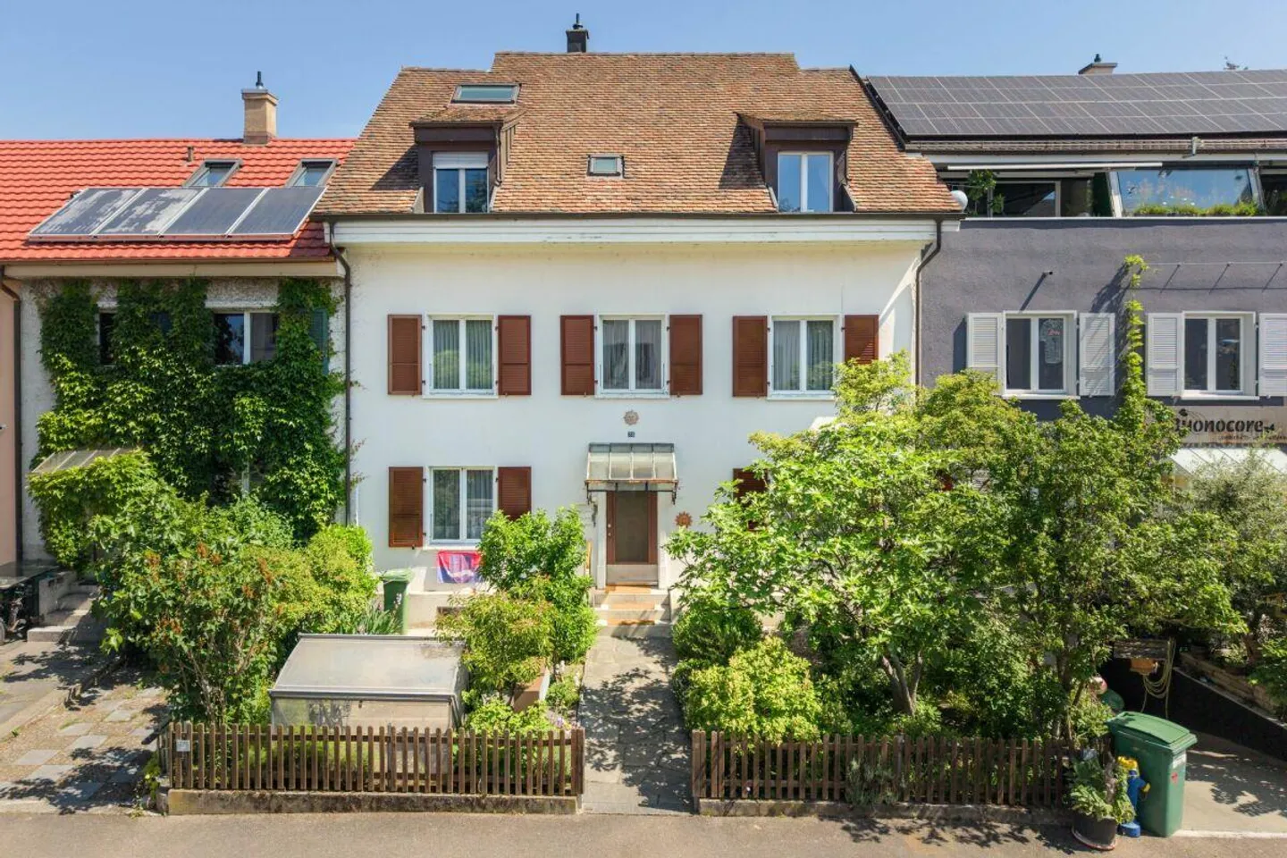 Vollvermietetes Mehrfamilienhaus mit 3 Wohnungen und 2 Garagen - Foto 1 von 30
