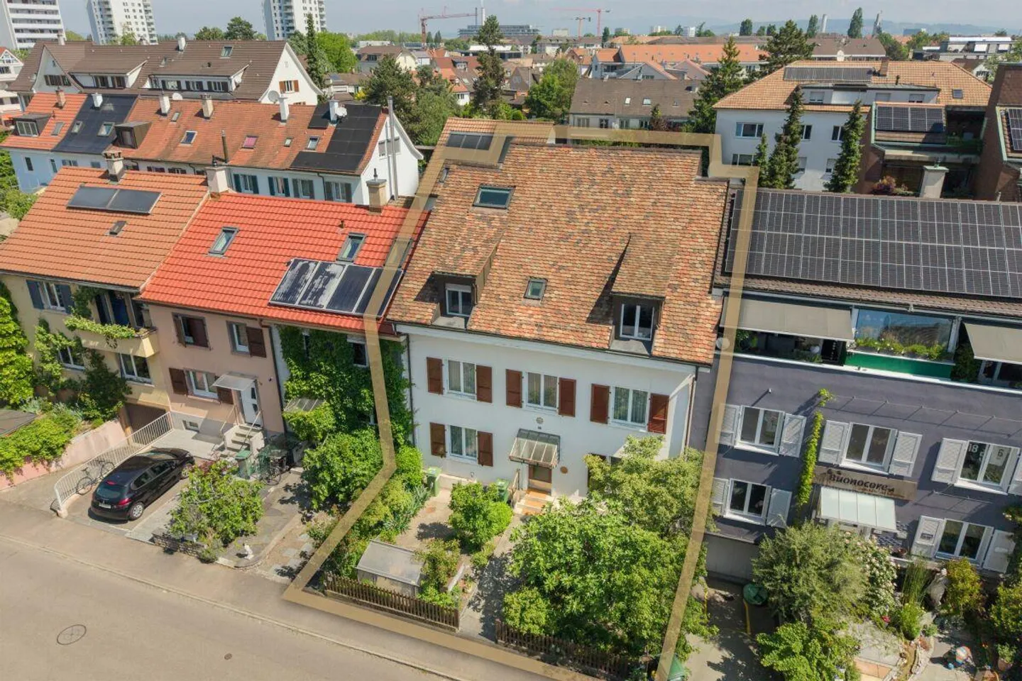 Vollvermietetes Mehrfamilienhaus mit 3 Wohnungen und 2 Garagen - Foto 3 von 30