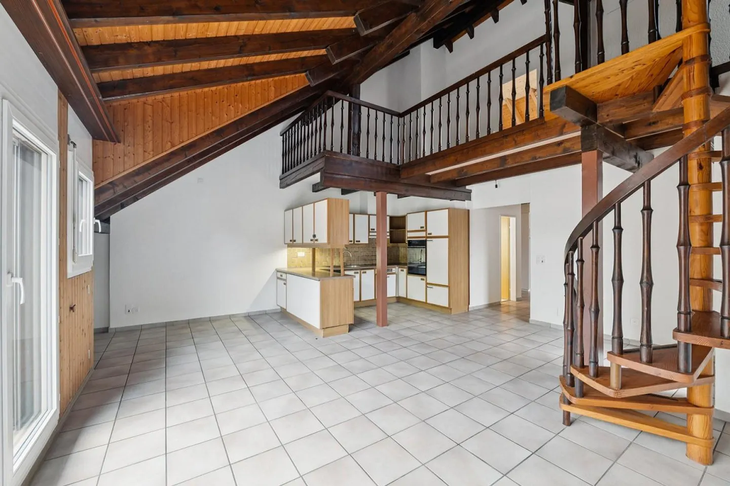 Ottimo appartamento duplex con camino - posizione ideale! - Foto 2 di 12
