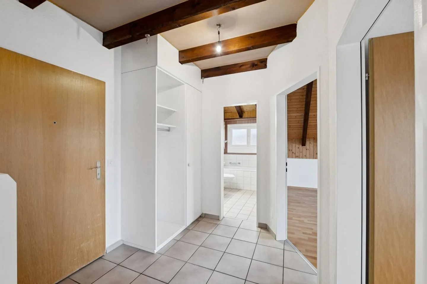 Ottimo appartamento duplex con camino - posizione ideale! - Foto 10 di 12