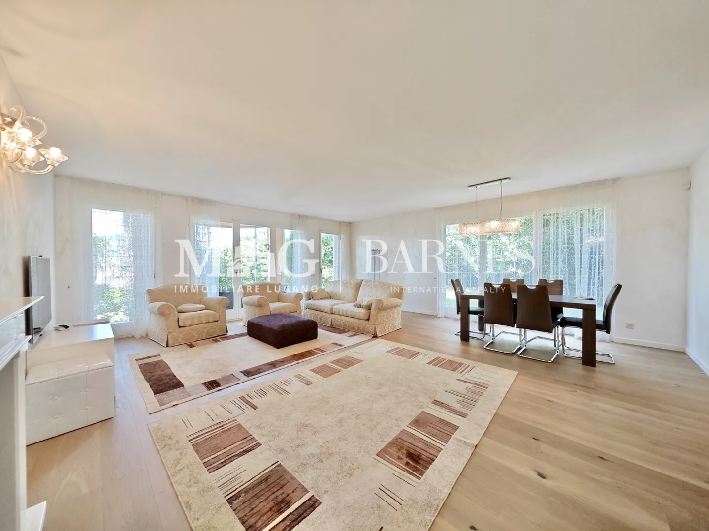 Villa con piscina e vista lago - Foto 2 di 21