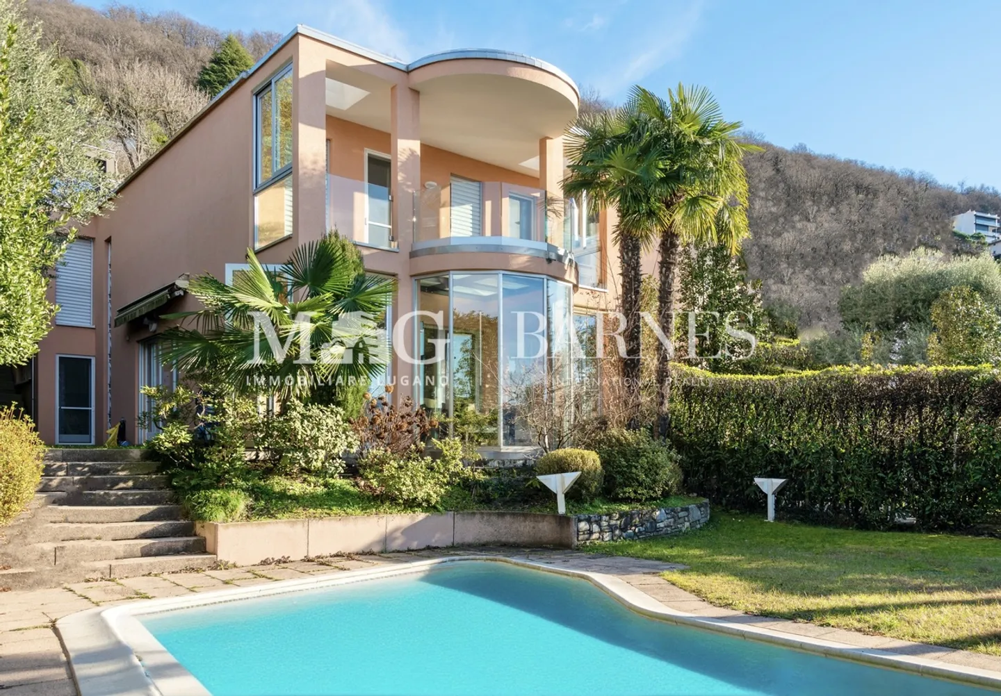 Villa con piscina e vista lago - Foto 1 di 21