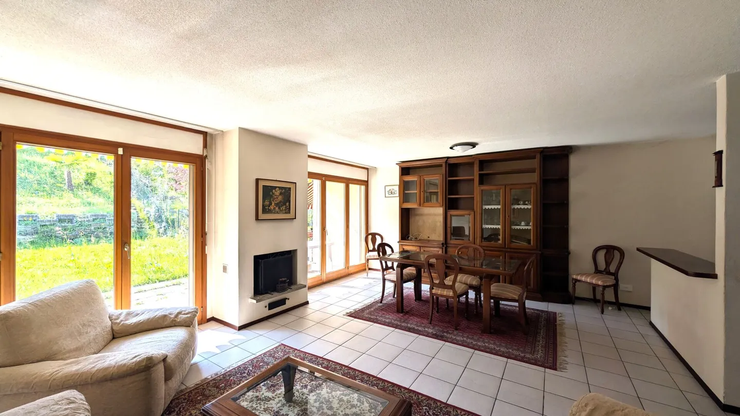 Casa a schiera in uno stile semplice ed elegante - Foto 2 di 11