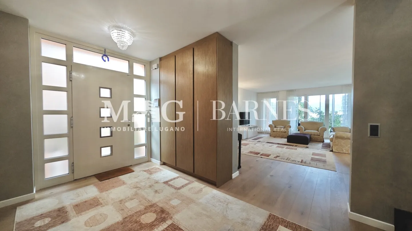 Villa con piscina e vista lago - Foto 5 di 21