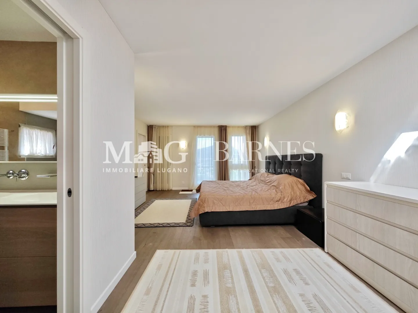 Villa con piscina e vista lago - Foto 7 di 21