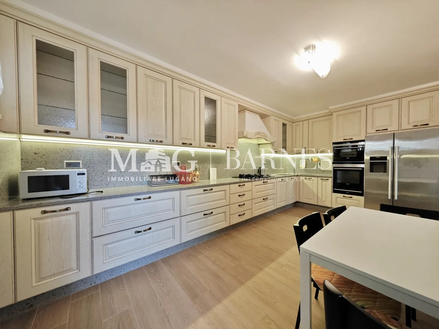 Villa con piscina e vista lago - Foto 13 di 21