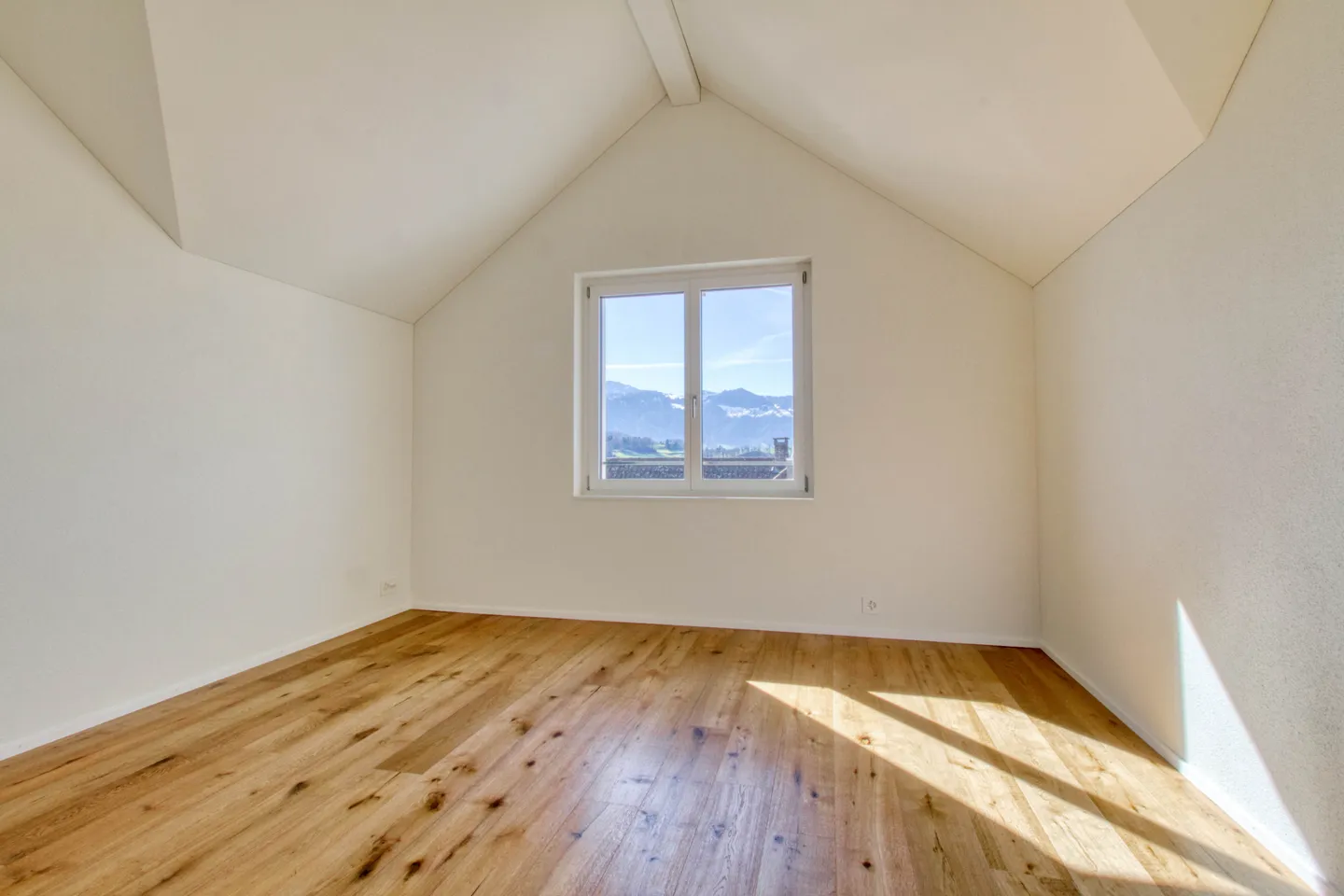 First rental of an exclusive 5-room maisonette apartment in Kaltbrunn - Photo 8 of 13