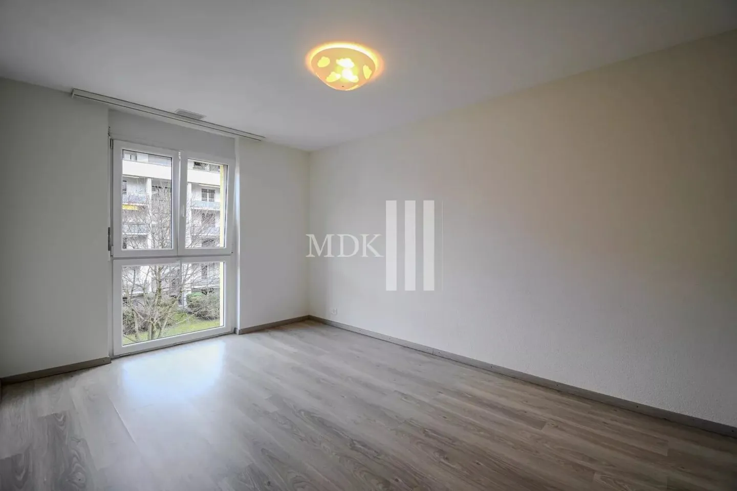 Bright crossing apartment - Photo 3 of 13