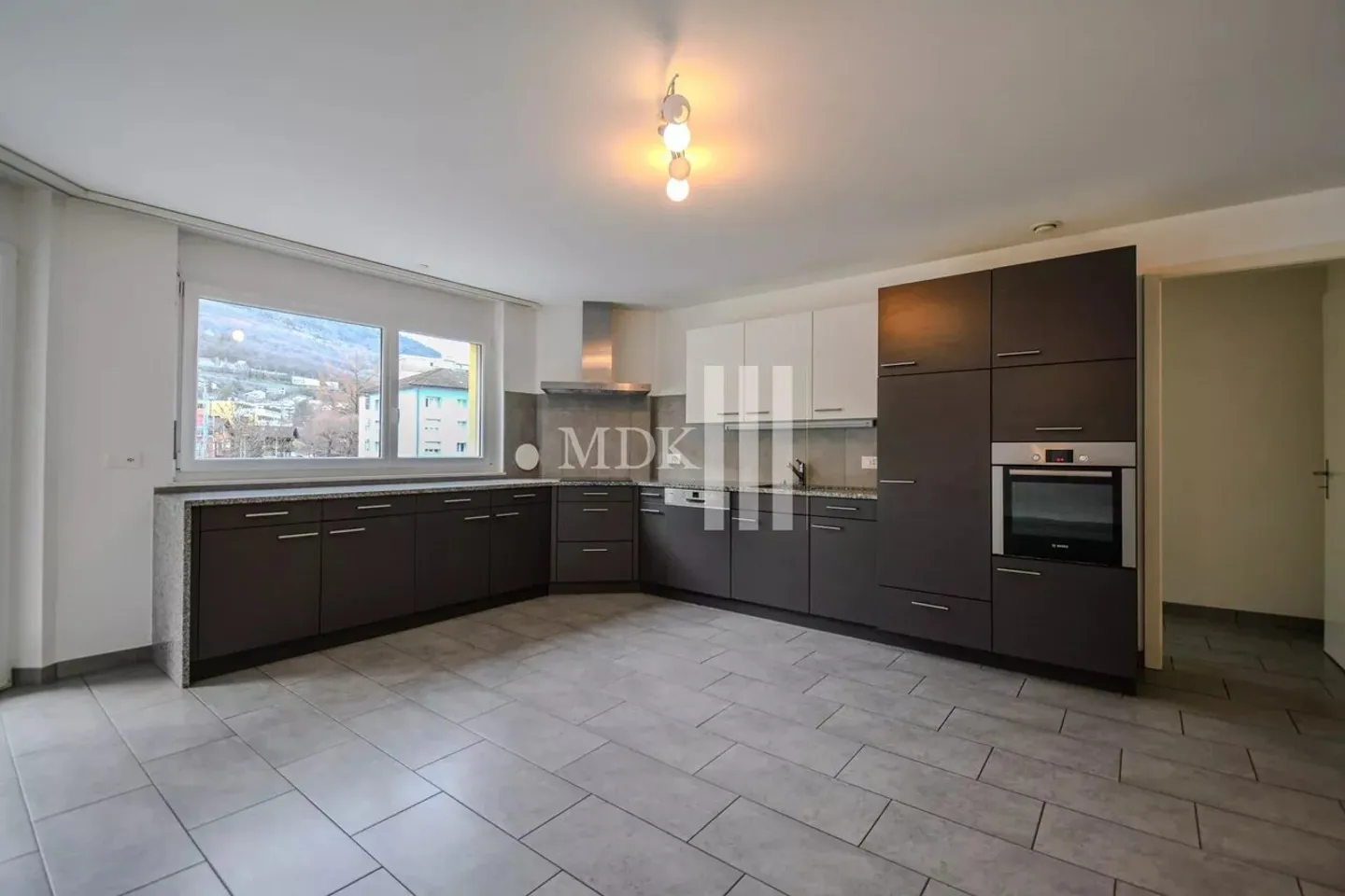 Bright crossing apartment - Photo 2 of 13