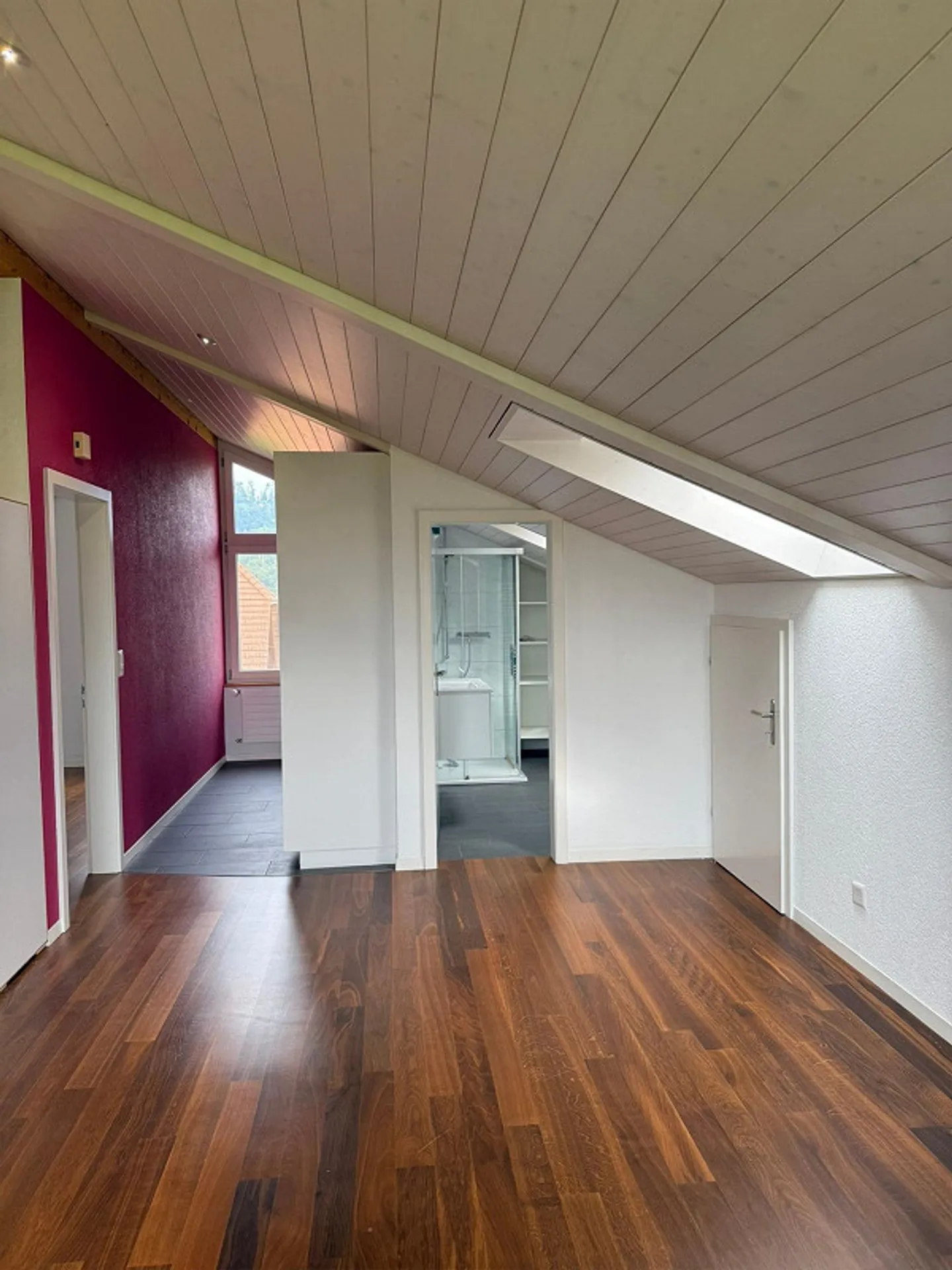 Incantevole appartamento mansardato di 2,5 locali con stile e comfort a Rosshäusern - Foto 1 di 5