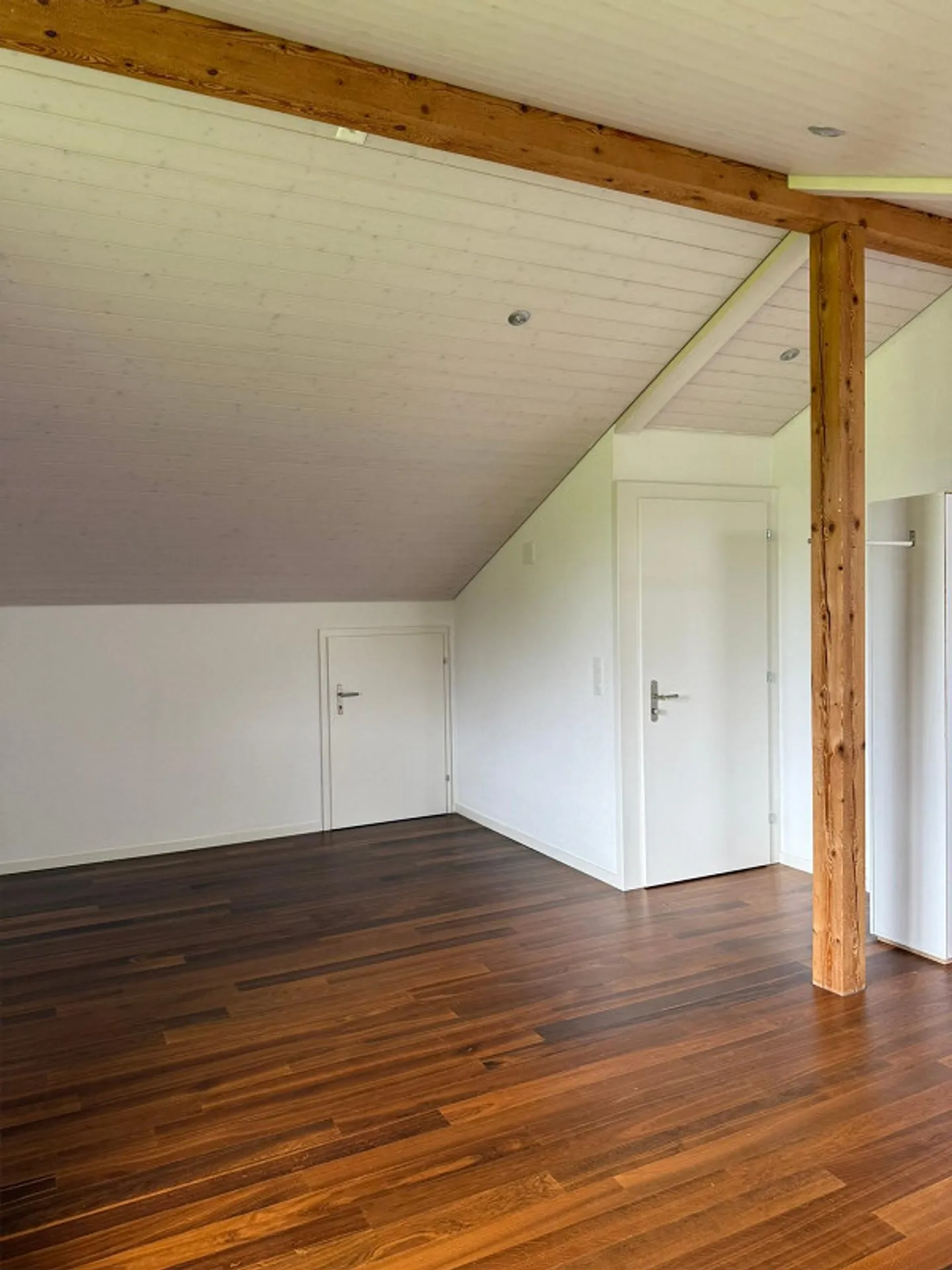 Incantevole appartamento mansardato di 2,5 locali con stile e comfort a Rosshäusern - Foto 2 di 5