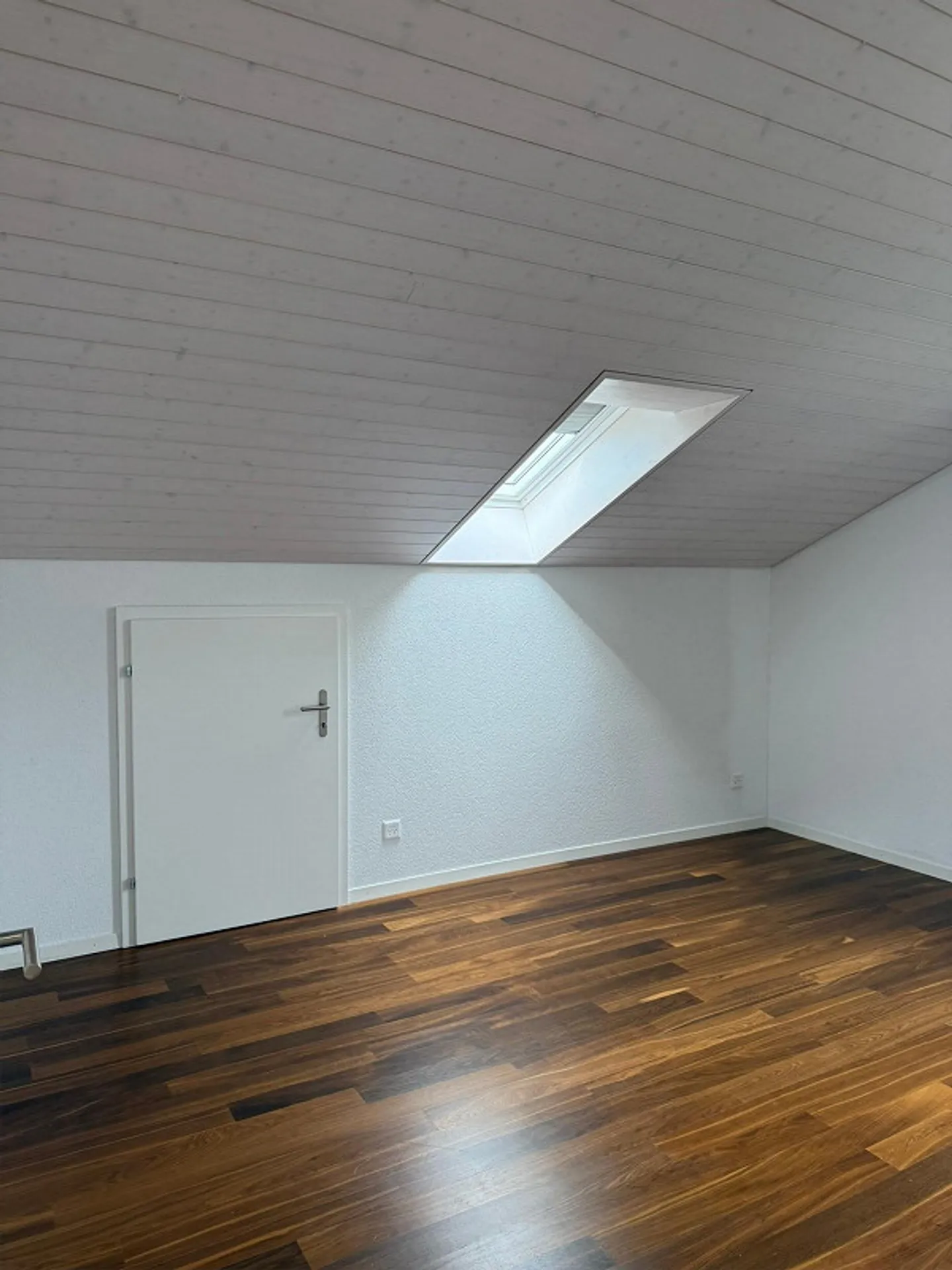 Incantevole appartamento mansardato di 2,5 locali con stile e comfort a Rosshäusern - Foto 3 di 5