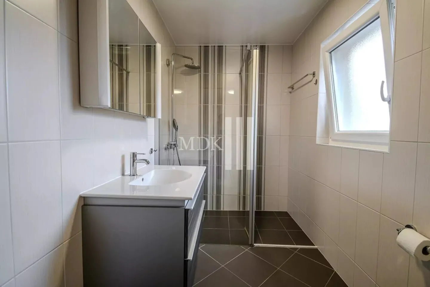 Bright crossing apartment - Photo 6 of 13