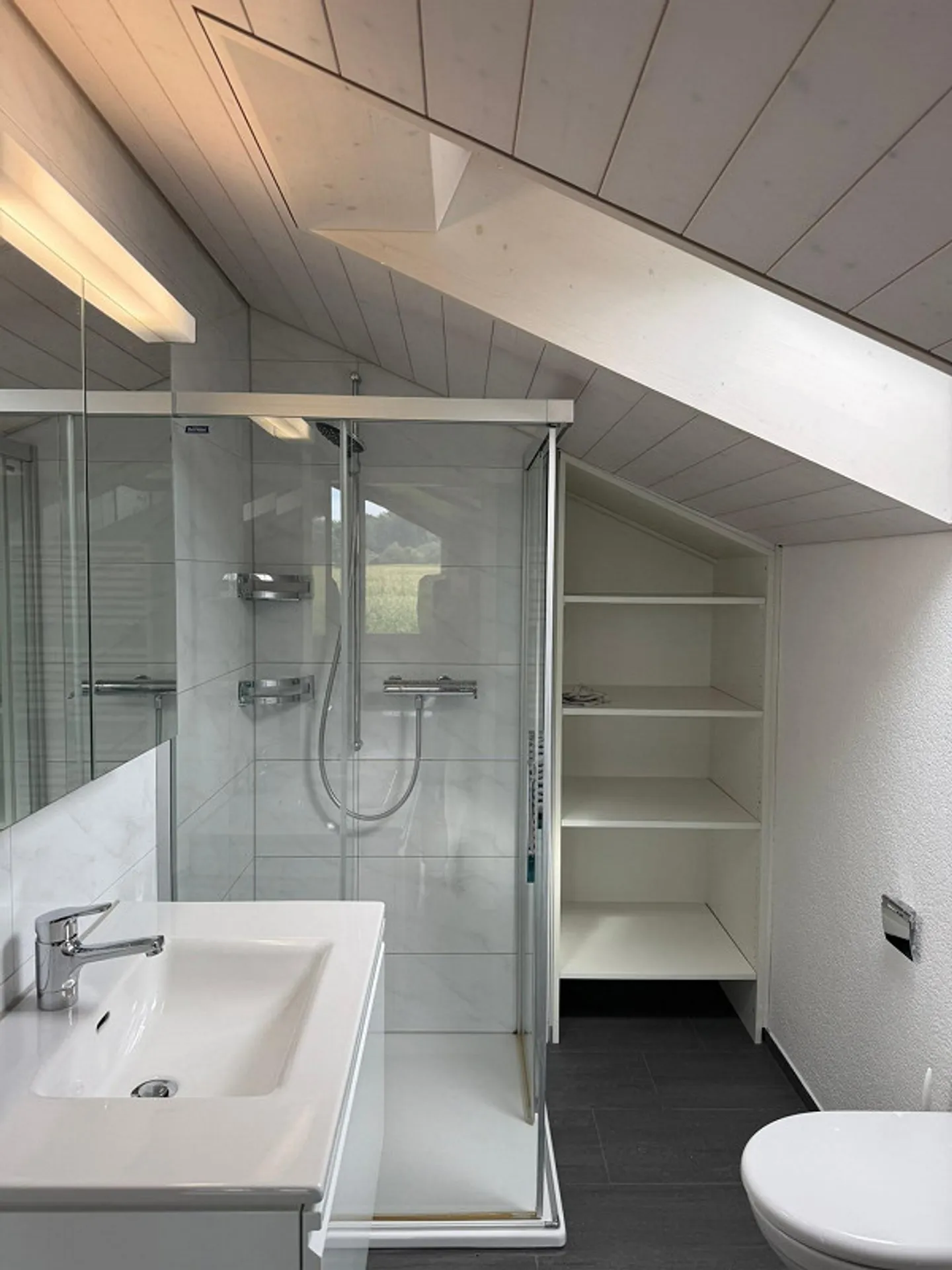 Incantevole appartamento mansardato di 2,5 locali con stile e comfort a Rosshäusern - Foto 5 di 5