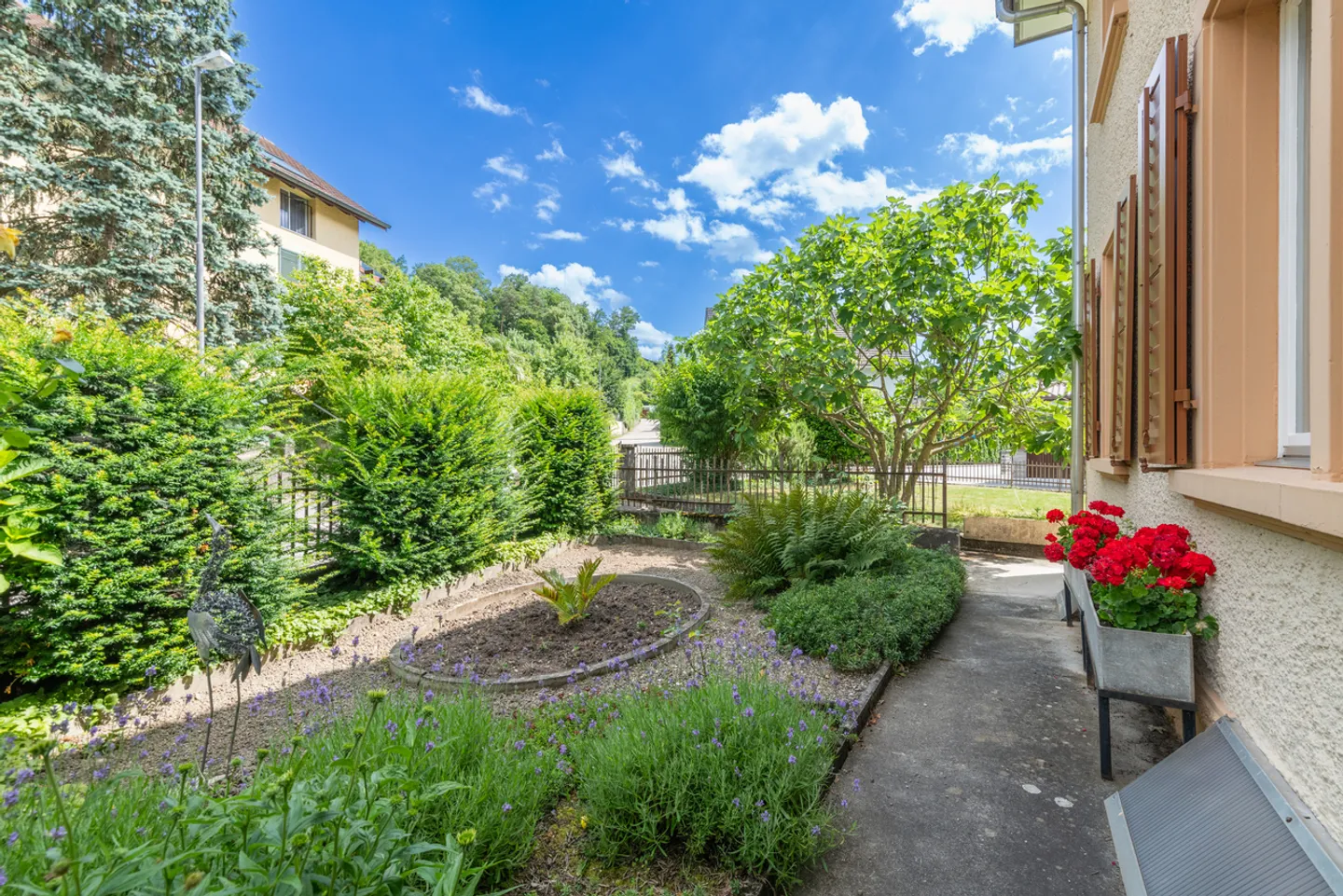 Opportunità 2-in-1: La tua casa multigenerazionale con 2 unità - Foto 2 di 16