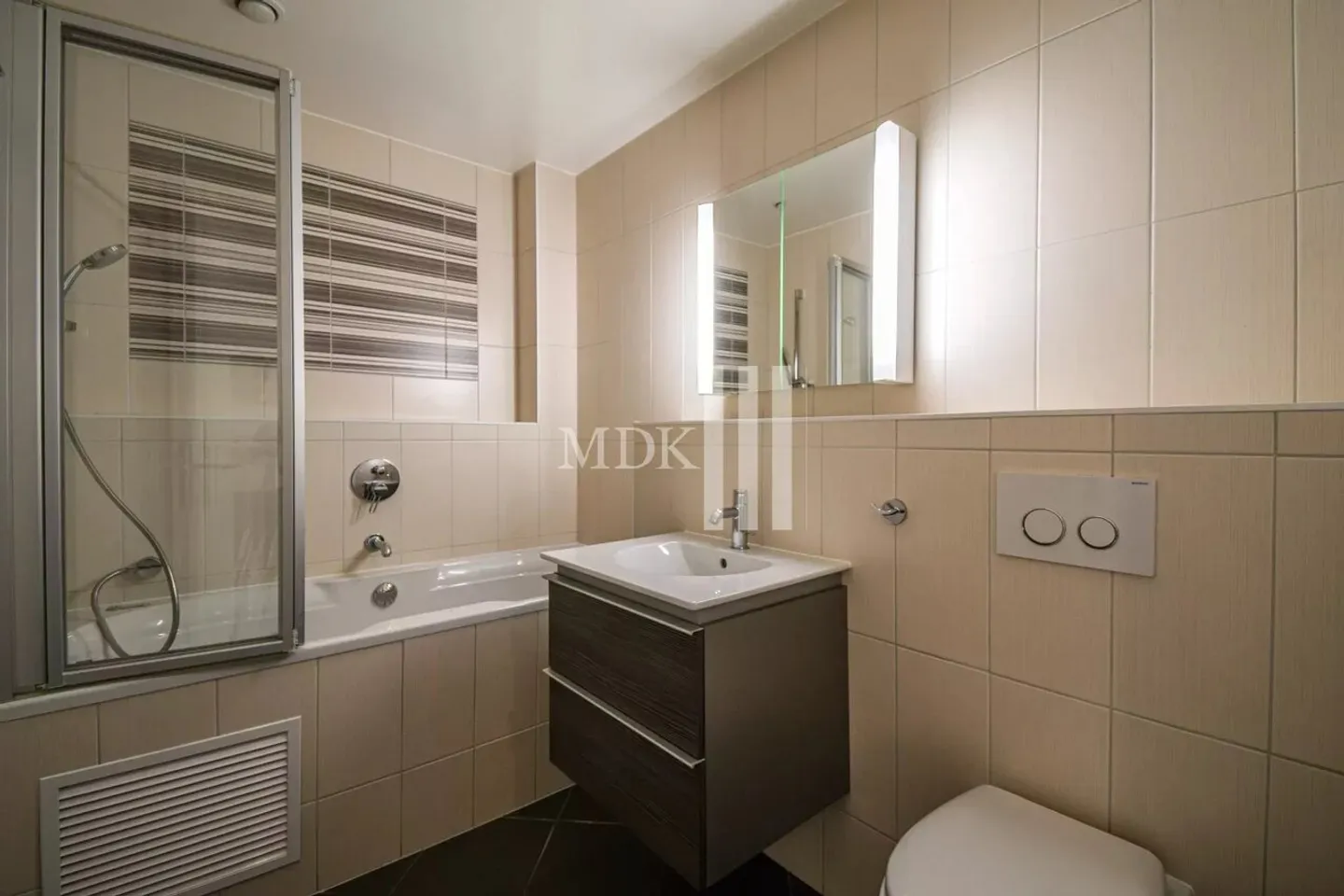 Bright crossing apartment - Photo 7 of 13