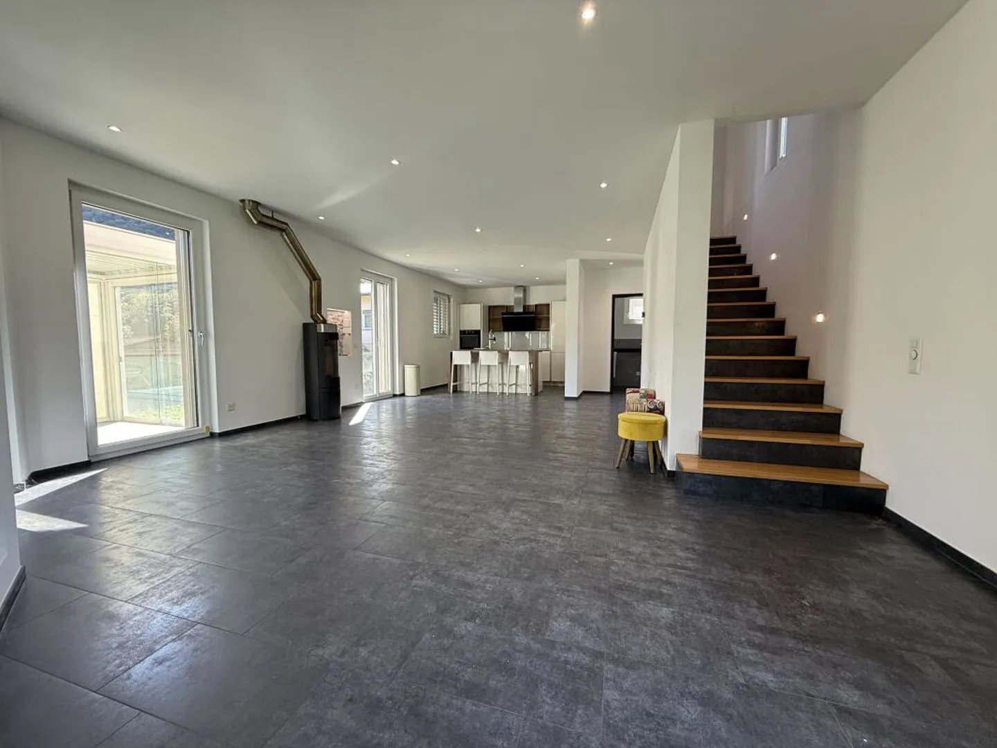 6-Zimmer-Einfamilienhaus mit Garten und Schwimmbad - Foto 2 von 9