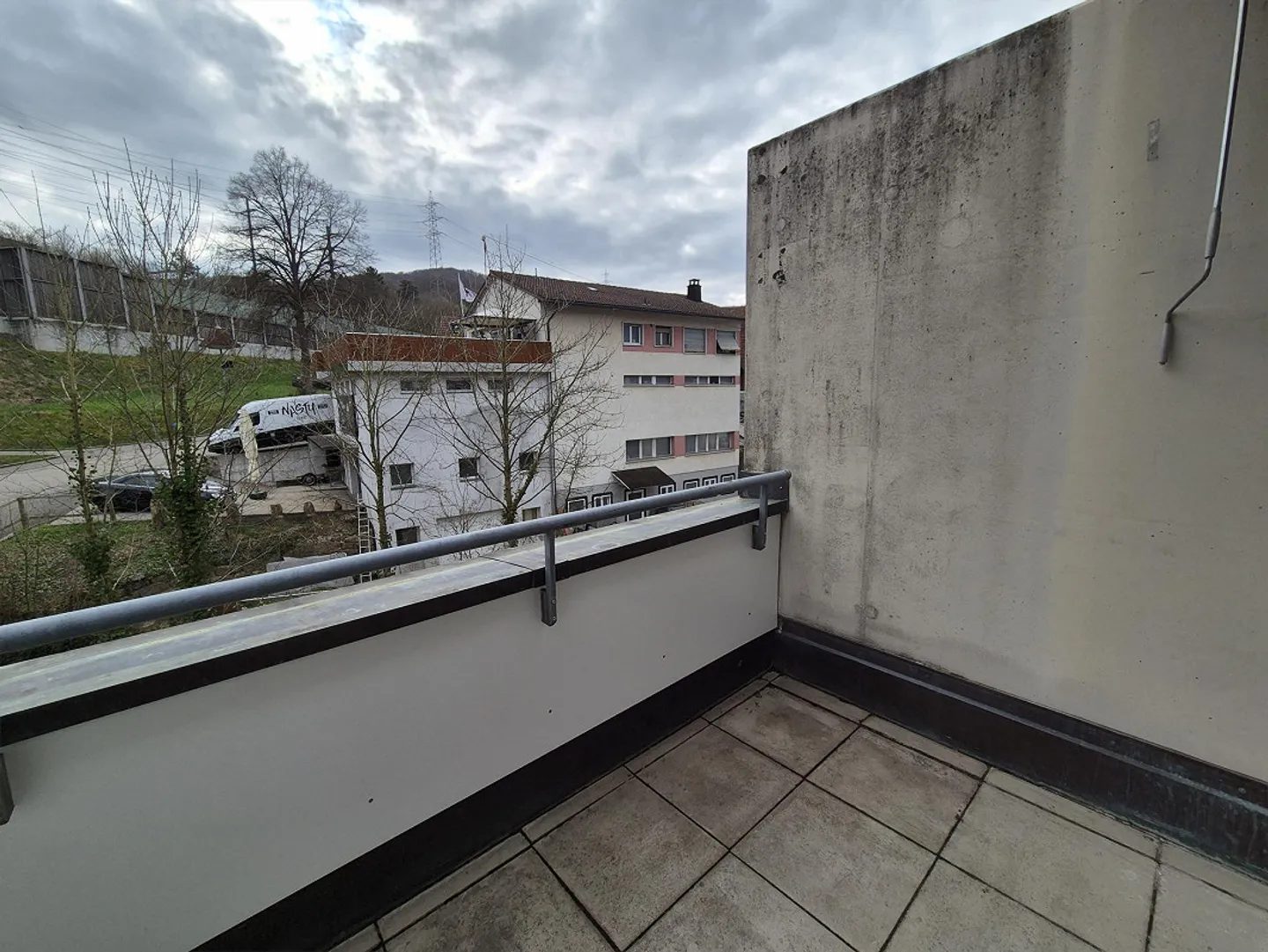 Luminoso appartamento di 3,5 locali in una posizione pratica - Foto 9 di 10